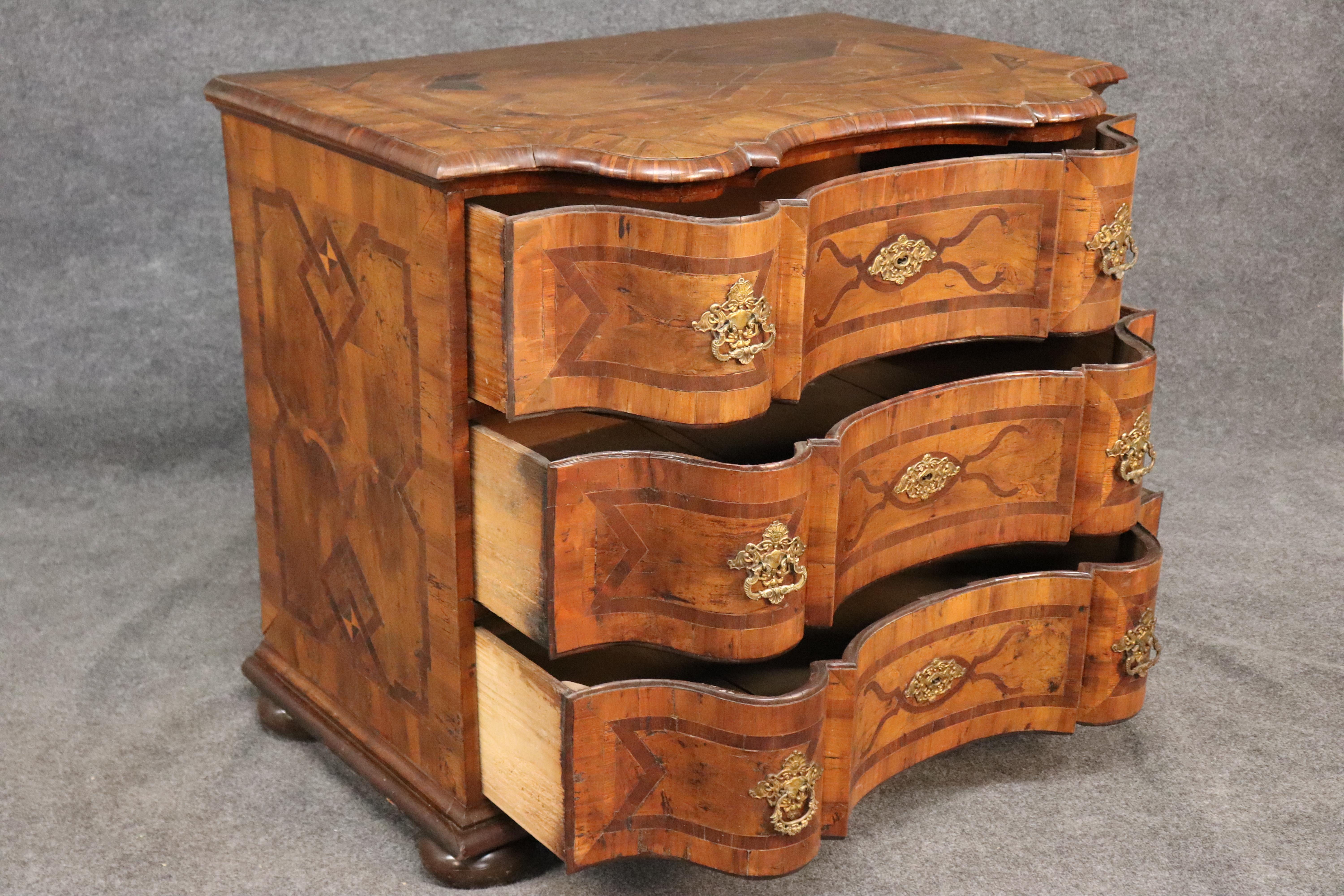 Italiano Monumentale e rara commode italiana intarsiata in legno d'ulivo e noce del periodo 1770 in vendita