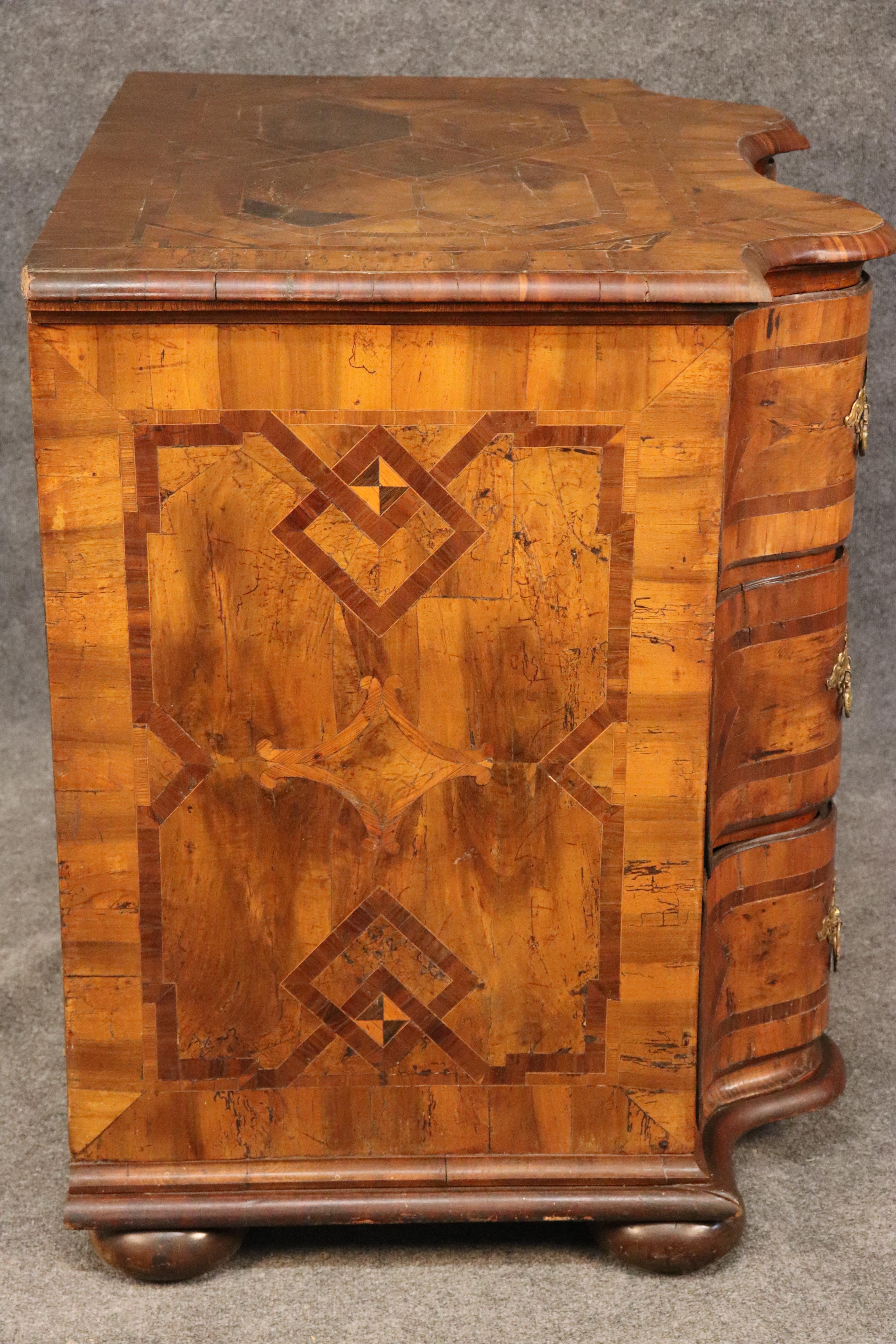 Monumentale e rara commode italiana intarsiata in legno d'ulivo e noce del periodo 1770 In condizioni buone in vendita a Swedesboro, NJ