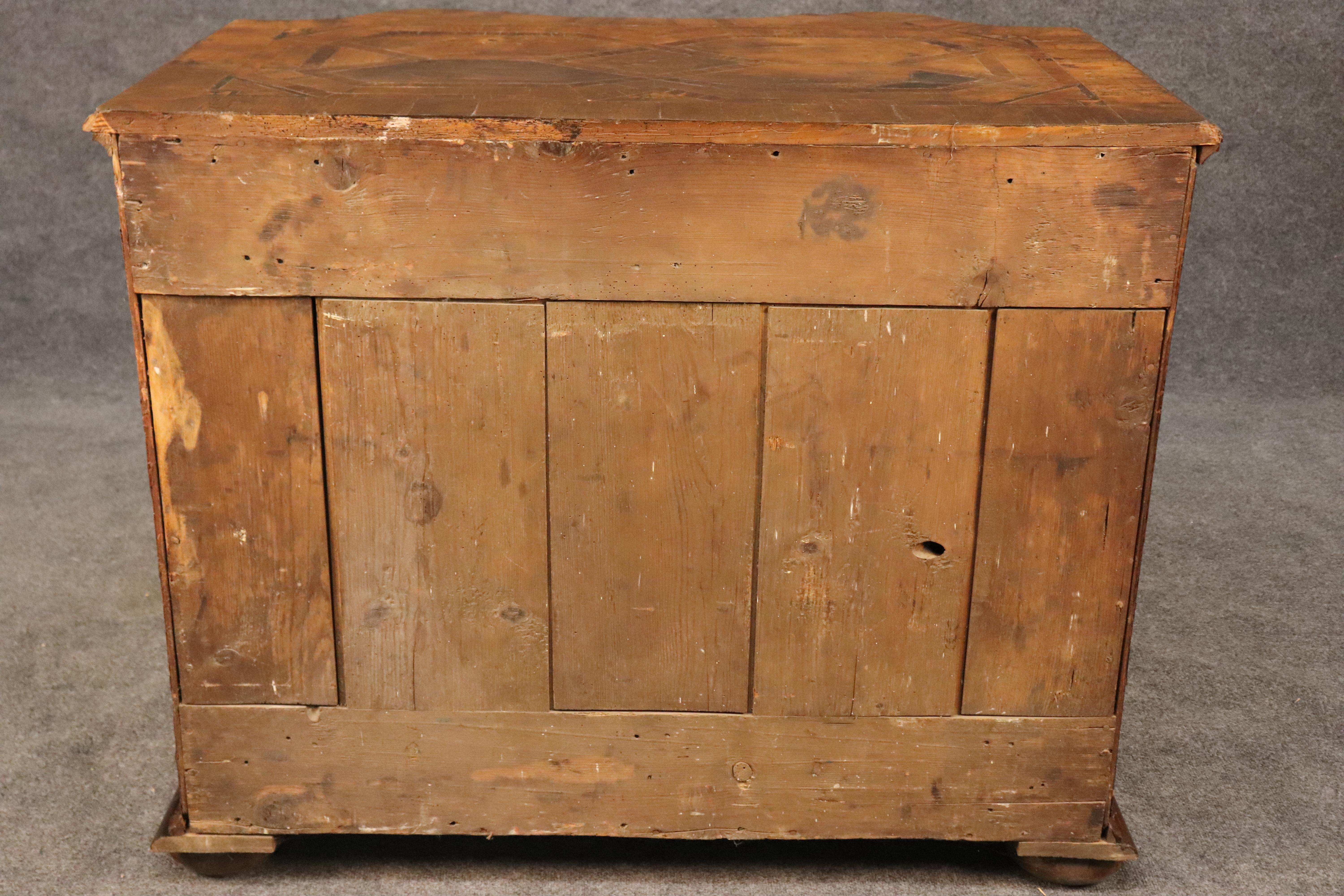 Fine XVIII secolo Monumentale e rara commode italiana intarsiata in legno d'ulivo e noce del periodo 1770 in vendita