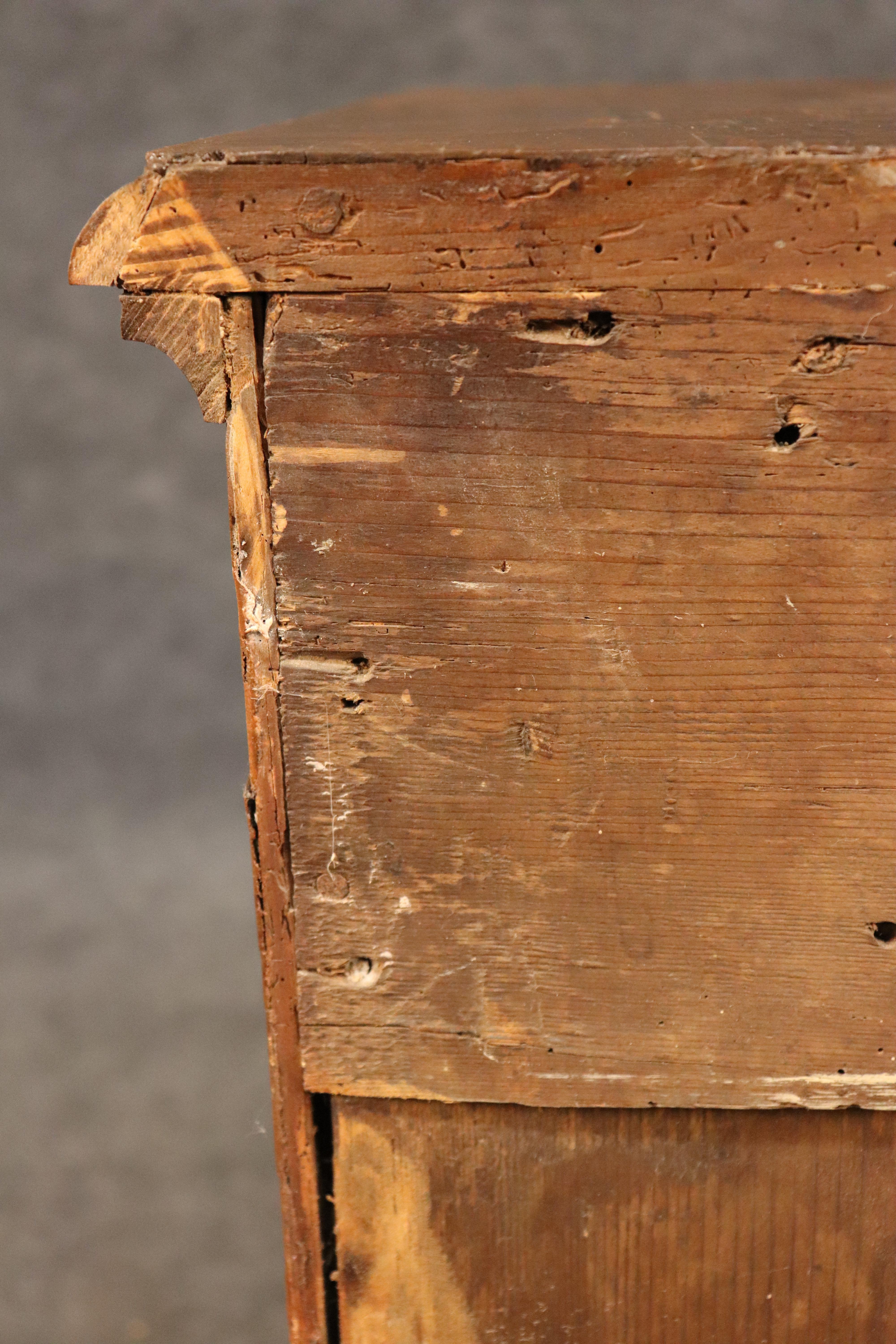 Monumentale e rara commode italiana intarsiata in legno d'ulivo e noce del periodo 1770 in vendita 1