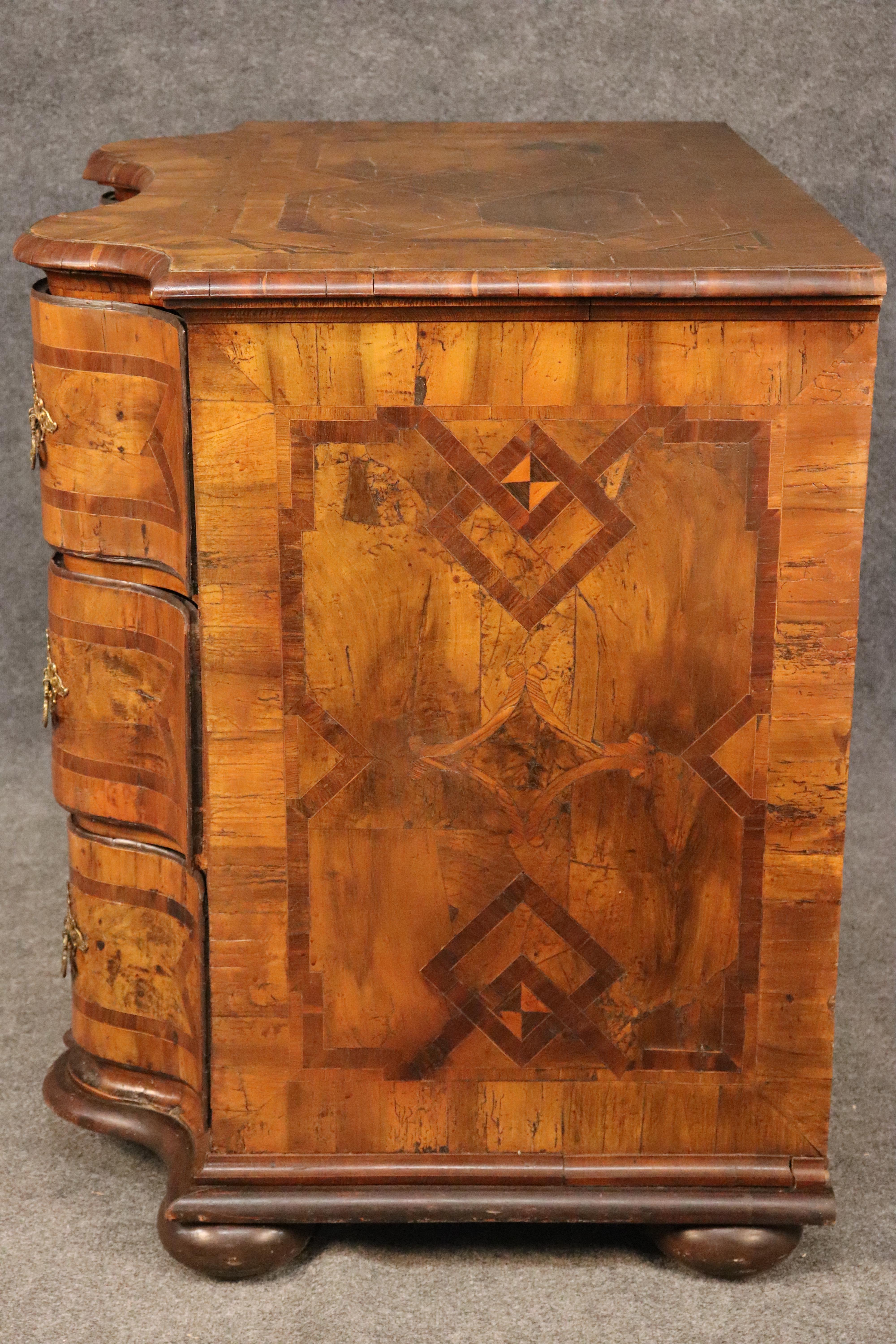 Monumentale e rara commode italiana intarsiata in legno d'ulivo e noce del periodo 1770 in vendita 2