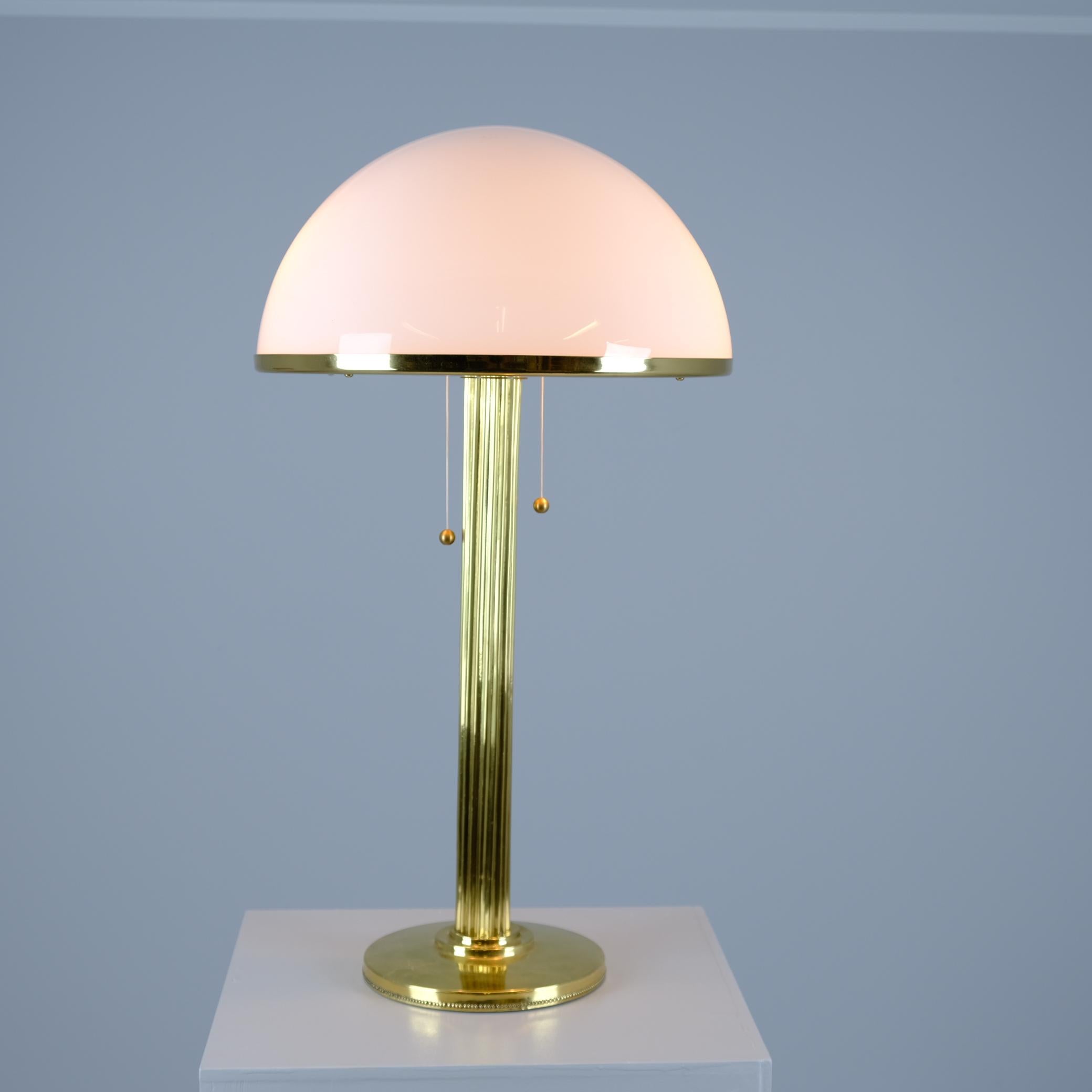 Eine außergewöhnliche und sehr seltene Tischleuchte, entworfen vom Architekten Eino Schroderus und hergestellt von Taidetakomo Koru Oy. Diese große Lampe ist ca. 70 cm hoch und hat einen runden Messingsockel mit einem geriffelten Messingstiel, der