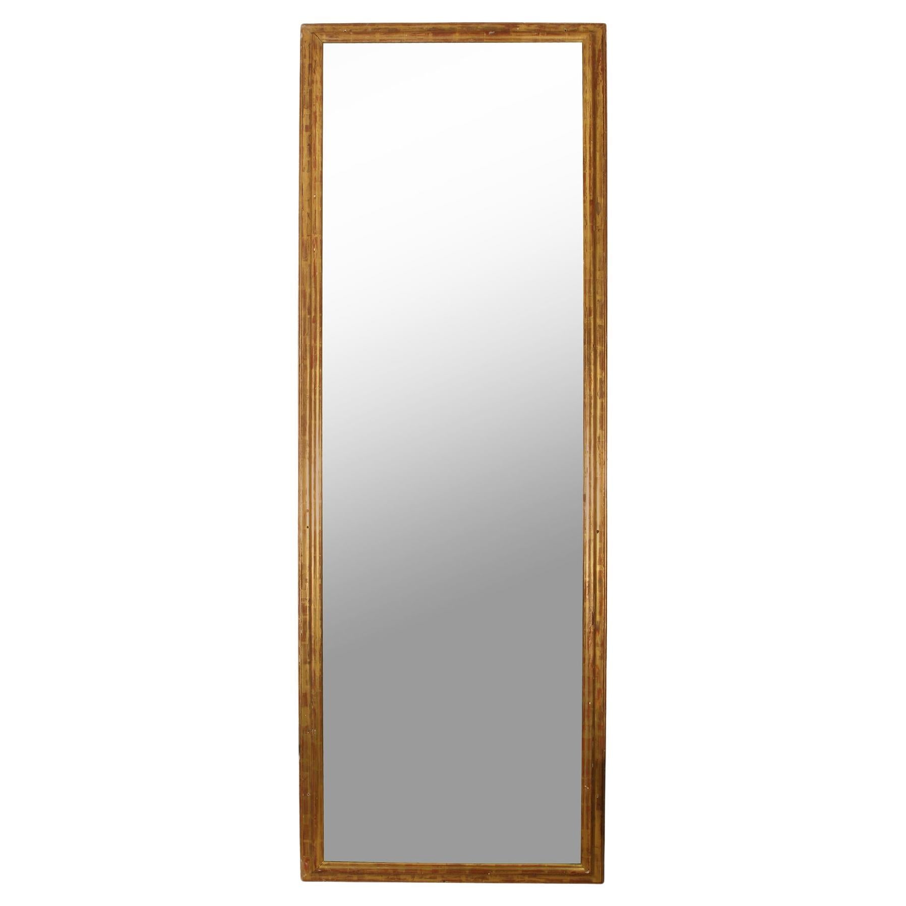 Miroir rectangulaire monumental en bois doré et sculpté