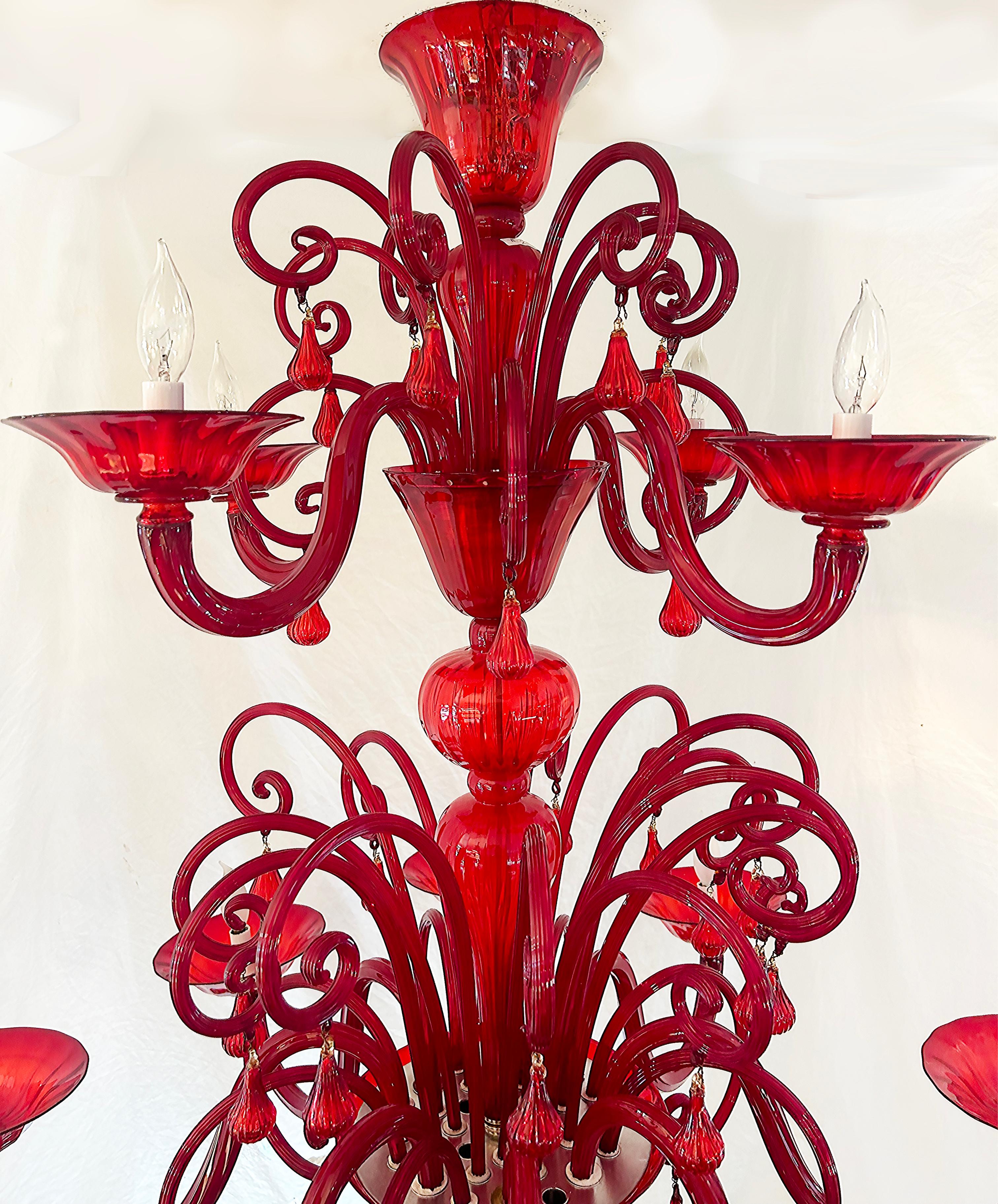 Lustre à 10 branches en verre de Murano rouge monumental

Nous proposons à la vente un très grand lustre en verre de Murano à 10 lumières, de couleur rouge rubis, provenant d'Italie. Le lustre est orné de boules et de boucles fantaisistes soufflées