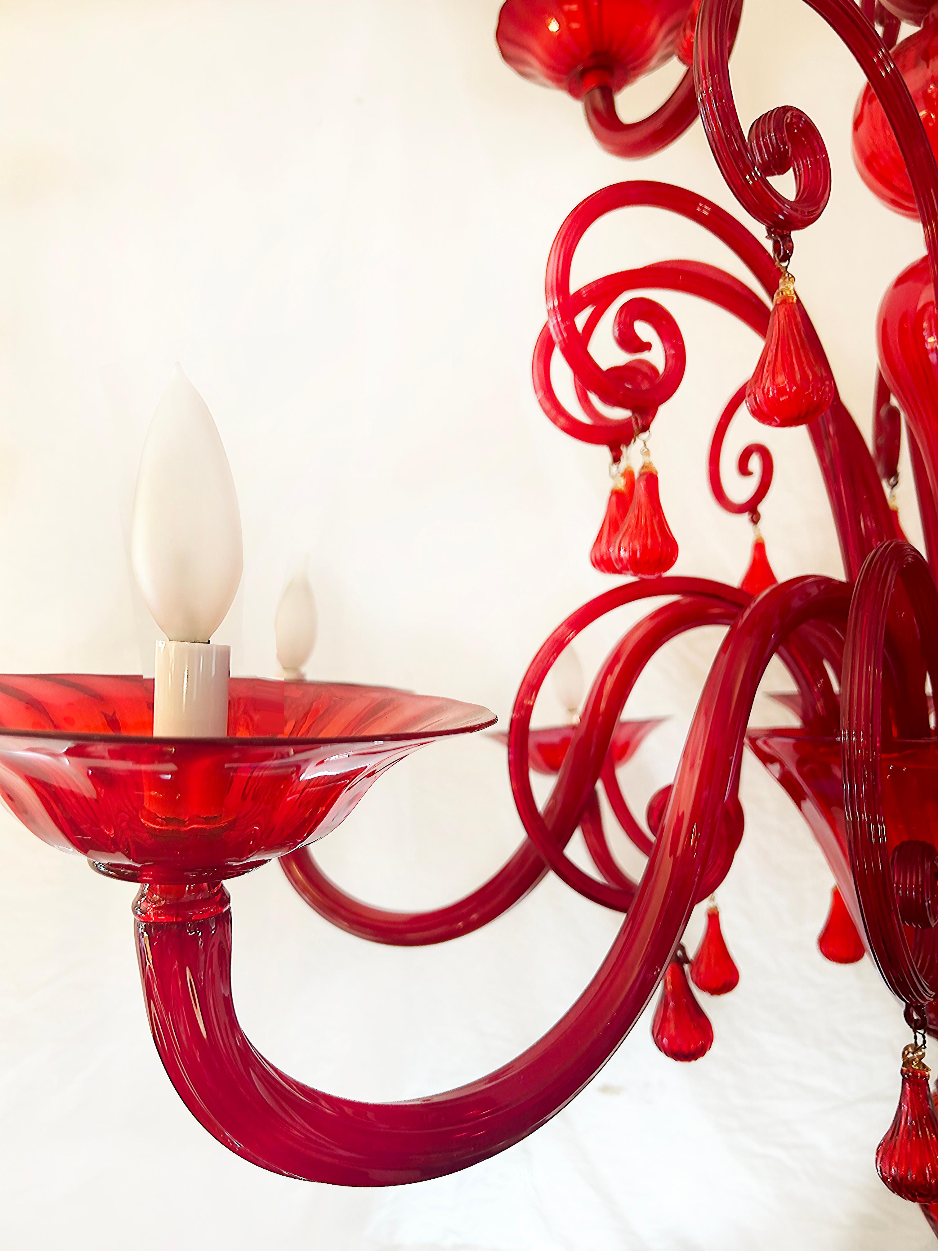 italien Lustre à 10 branches en verre de Murano rouge monumental en vente