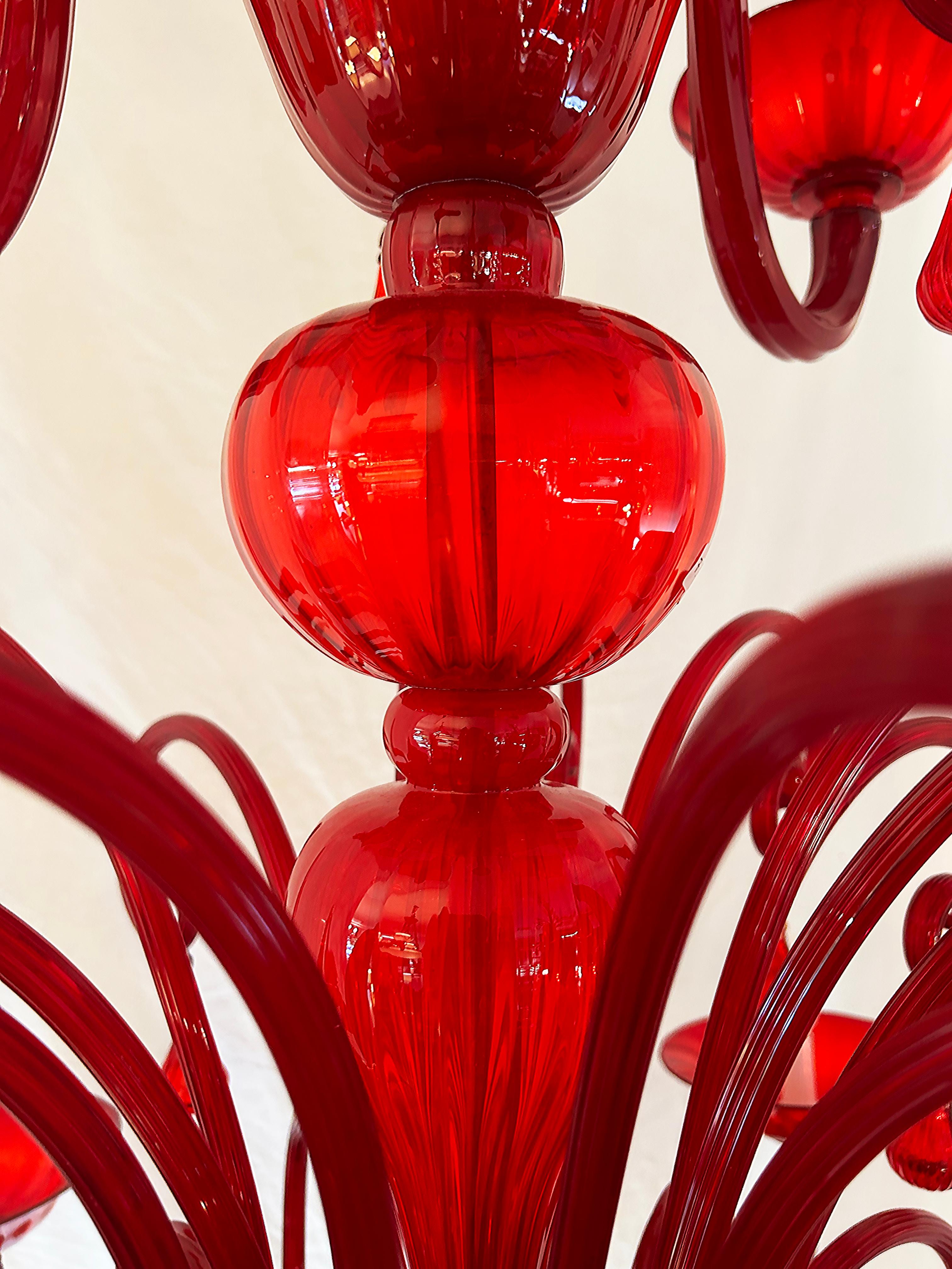 Verre de Murano Lustre à 10 branches en verre de Murano rouge monumental en vente