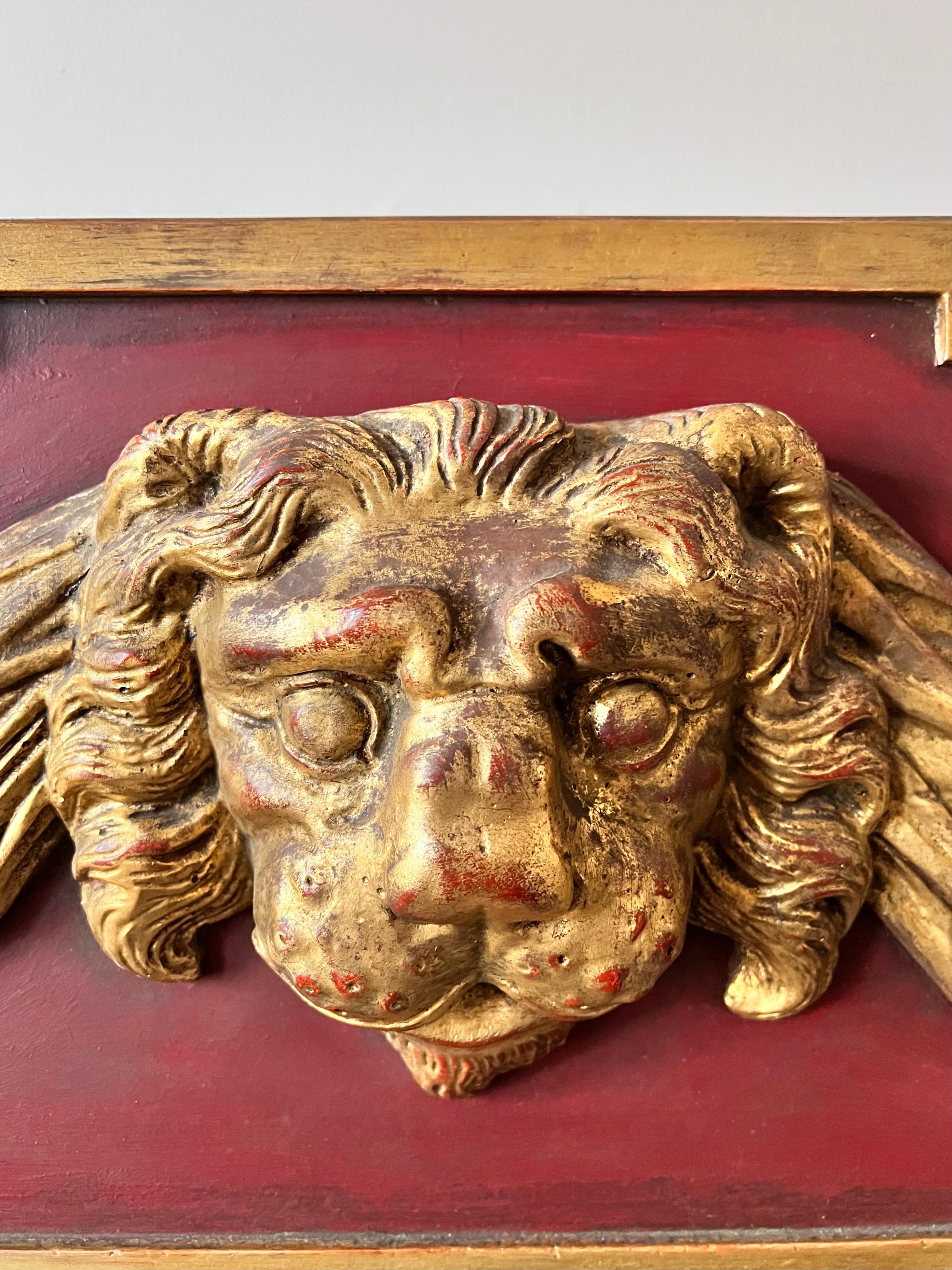 Un elegantissimo specchio rettangolare da soffitto o da parete di proporzioni monumentali. Progettato secondo il gusto tardo georgiano e della prima Reggenza, promosso da designer gentiluomini come Thomas Hope, questo splendido specchio di qualità