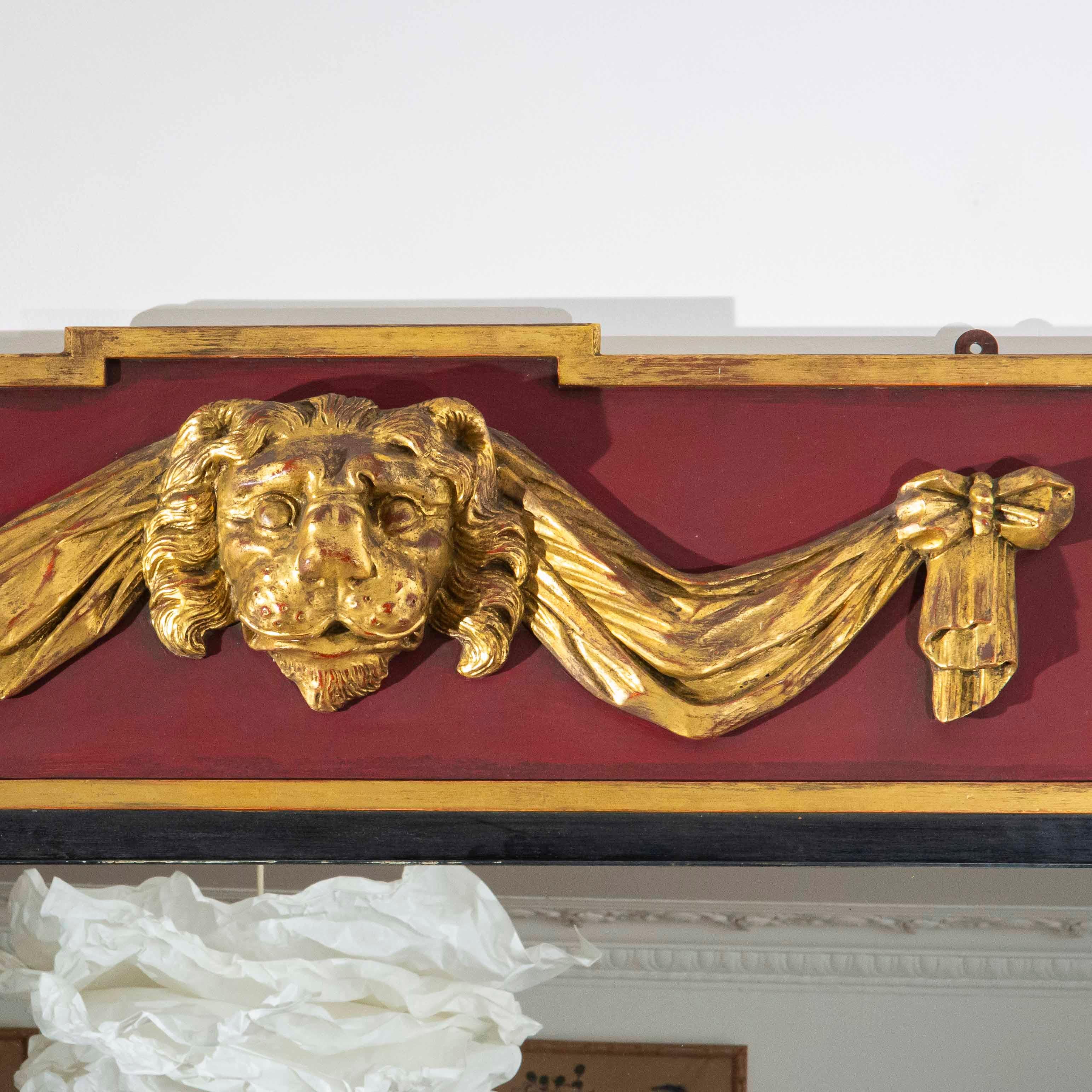 Europeo Specchio monumentale Regency con maschera di leone a sovrastampo in vendita