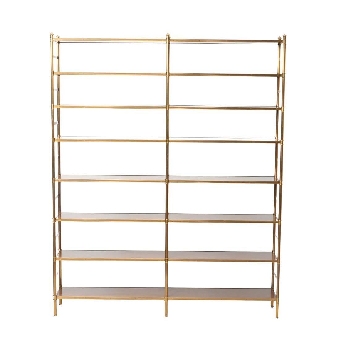 Una monumentale etagere in ottone e mogano in stile Regency.  L'etagere a otto ripiani è sia alta che larga, un pezzo di grande effetto in una stanza. Bellissime decorazioni rifiniscono la struttura nella parte superiore, con una fascia in ottone