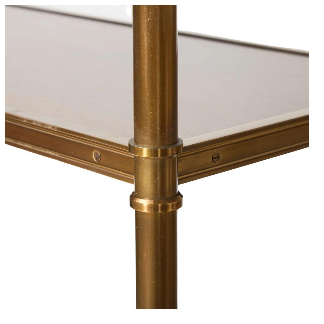 Etagere monumentale in stile Regency in ottone e mogano In condizioni ottime in vendita a Locust Valley, NY