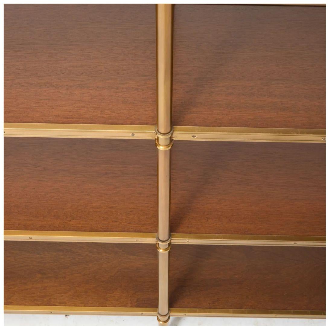 Ottone Etagere monumentale in stile Regency in ottone e mogano in vendita