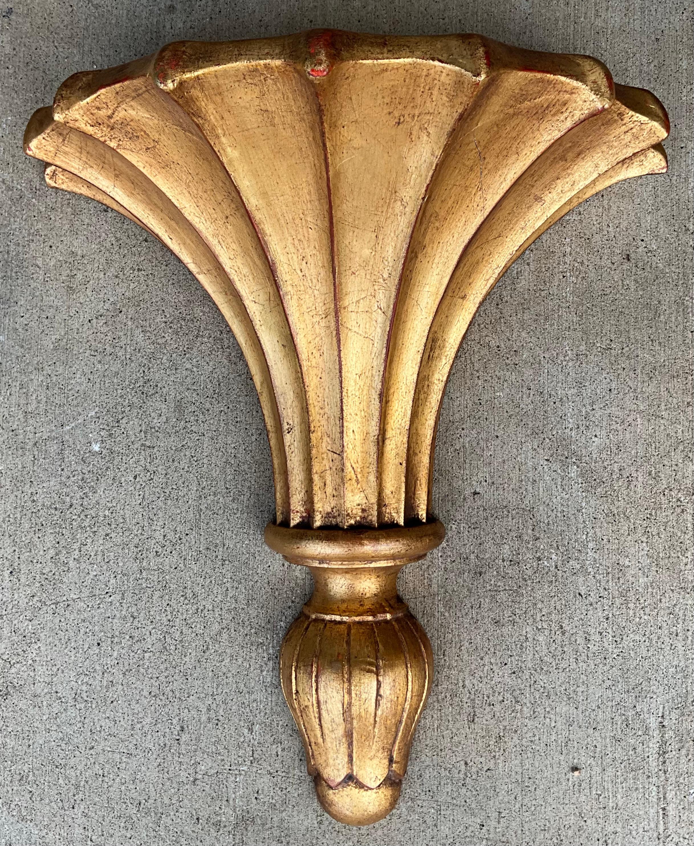 Regency Paire de supports muraux/étagères italiens monumentaux en bois doré sculpté de style Régence en vente