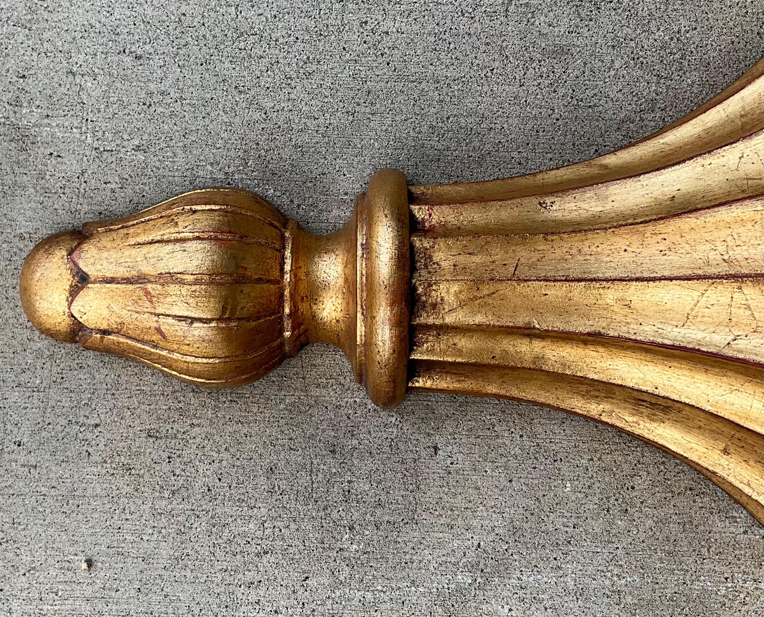 20ième siècle Paire de supports muraux/étagères italiens monumentaux en bois doré sculpté de style Régence en vente