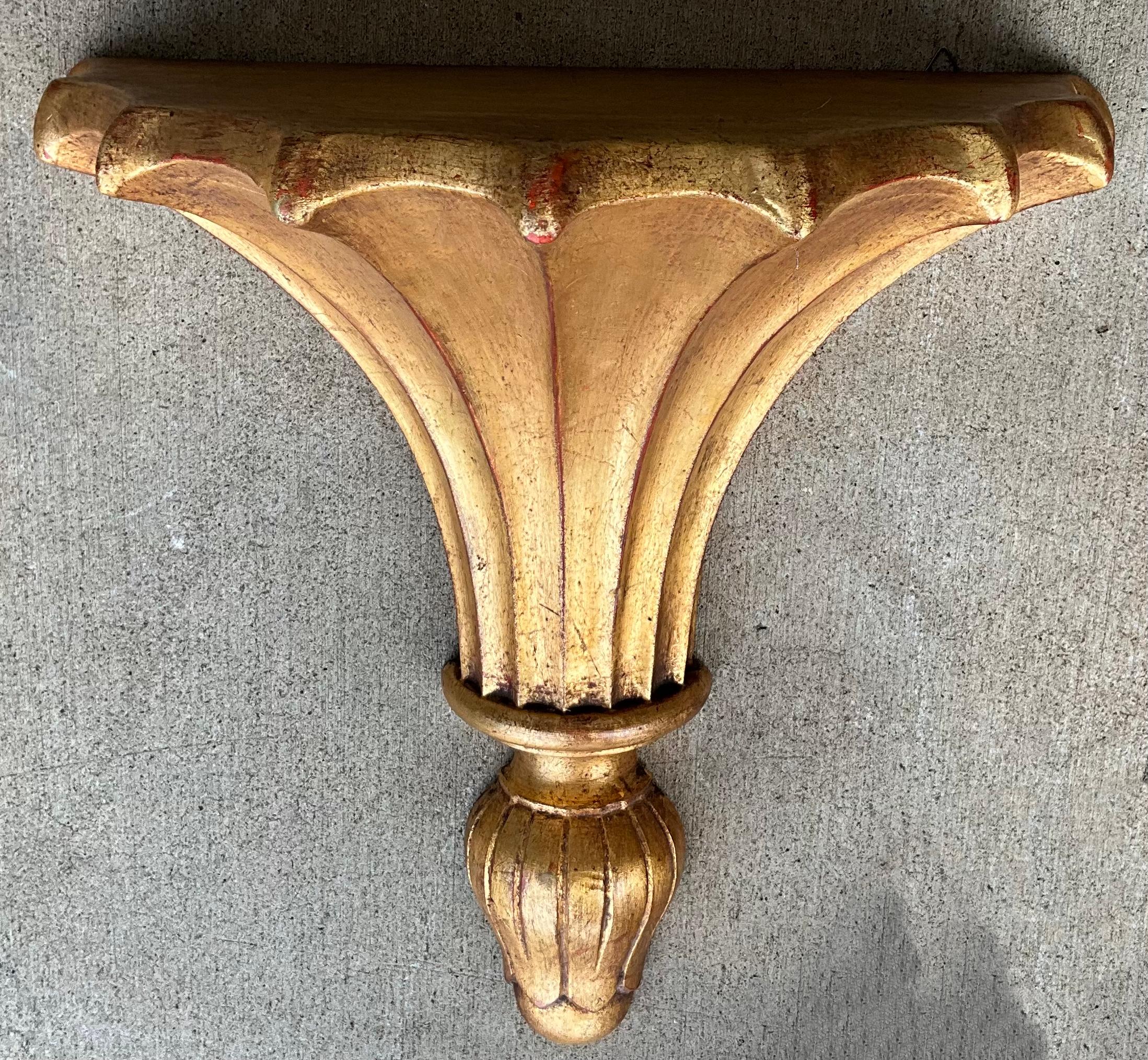 Bois doré Paire de supports muraux/étagères italiens monumentaux en bois doré sculpté de style Régence en vente