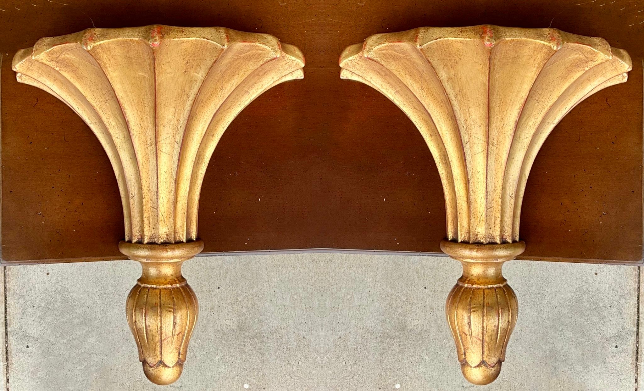 Paire de supports muraux/étagères italiens monumentaux en bois doré sculpté de style Régence en vente 3