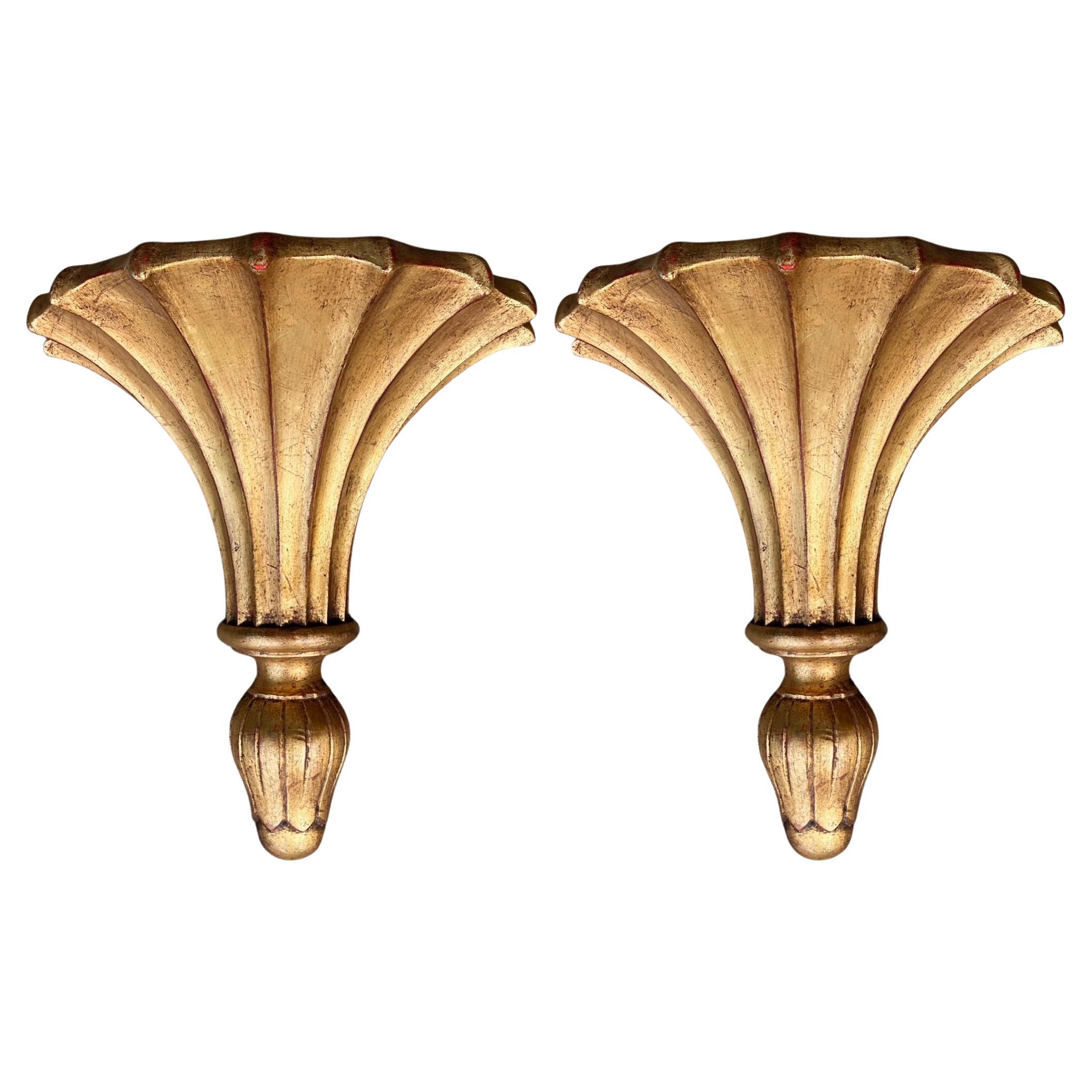 Paire de supports muraux/étagères italiens monumentaux en bois doré sculpté de style Régence