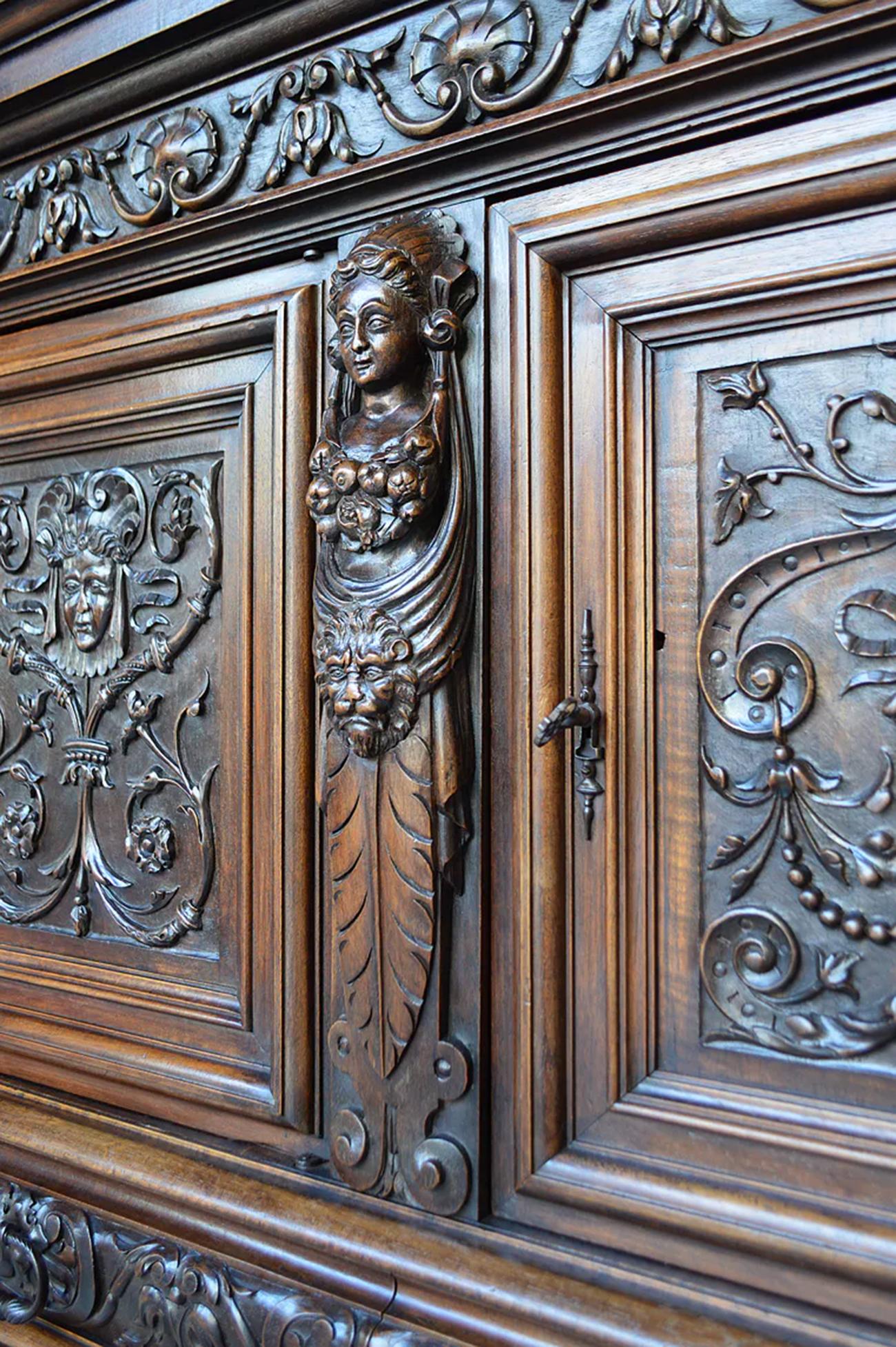 Monumentales Renaissance-Buffet aus geschnitztem Kalbsholz mit Karyatiden, Frankreich, 19. im Angebot 2