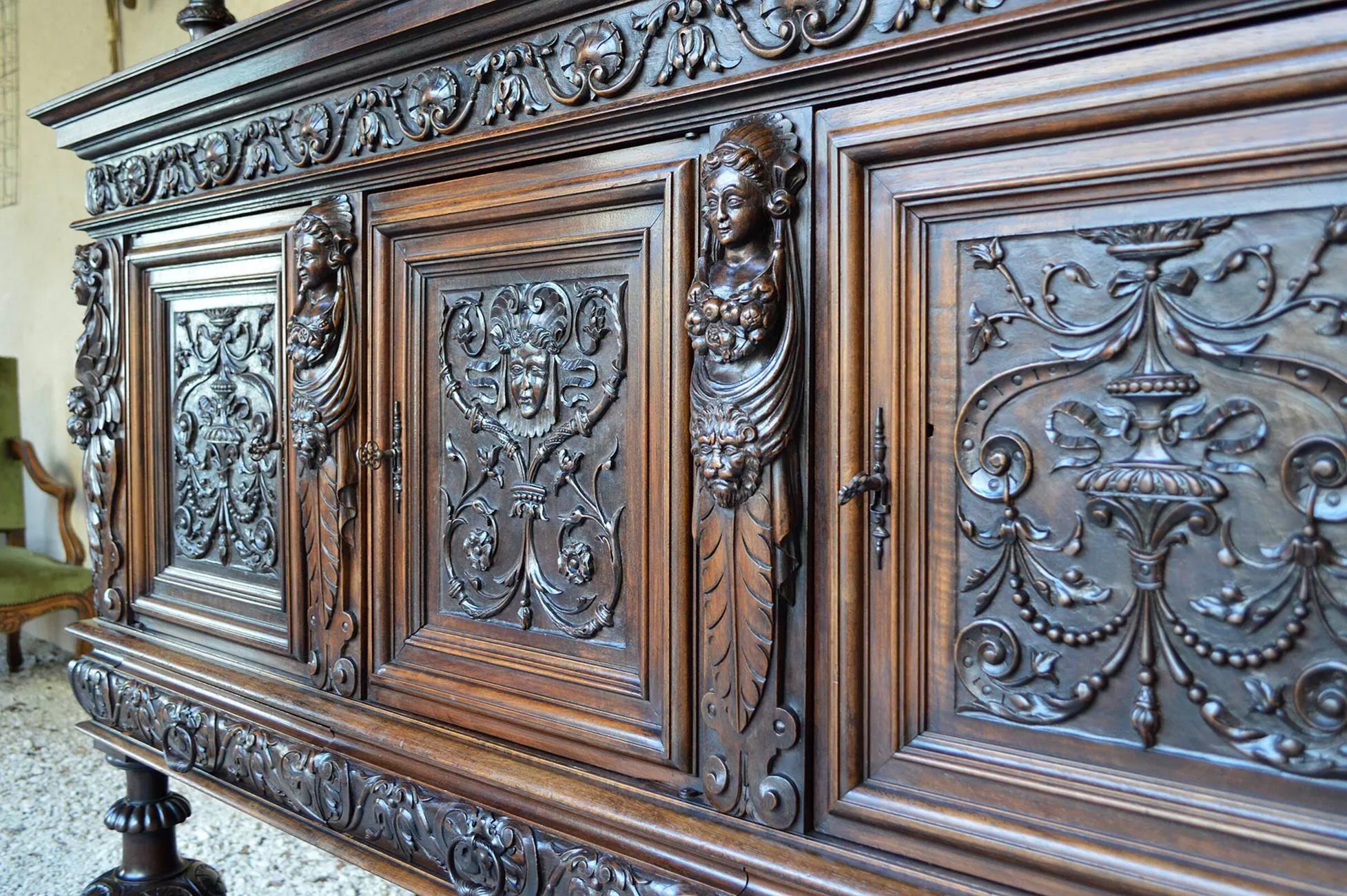 Monumentales Renaissance-Buffet aus geschnitztem Kalbsholz mit Karyatiden, Frankreich, 19. im Angebot 3