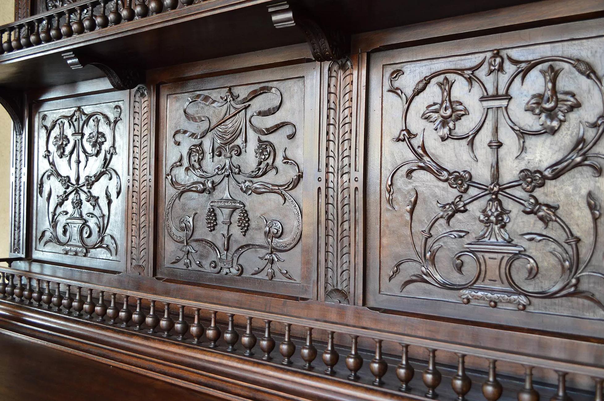 Monumentales Renaissance-Buffet aus geschnitztem Kalbsholz mit Karyatiden, Frankreich, 19. im Angebot 4