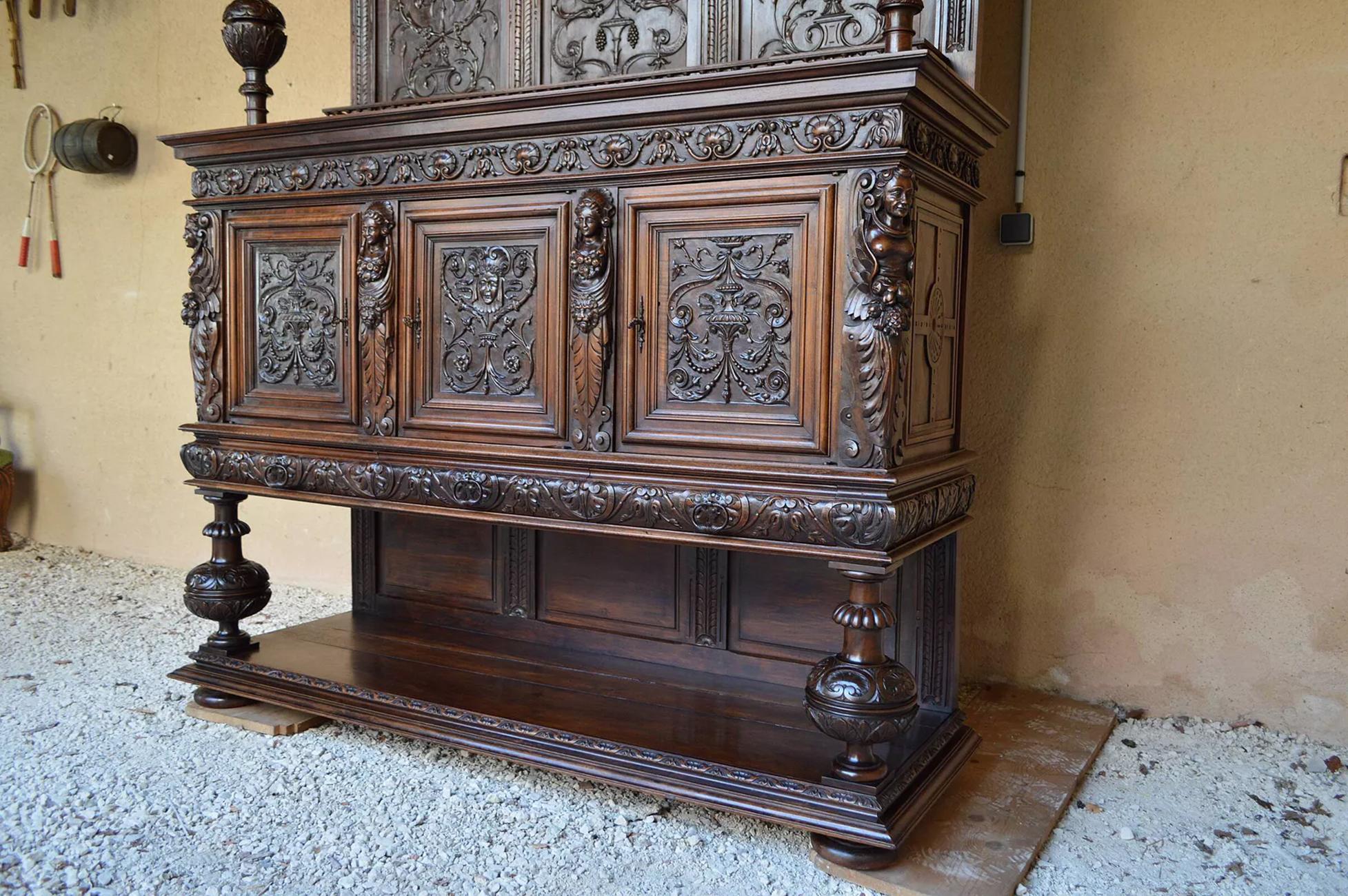 Monumentales Renaissance-Buffet aus geschnitztem Kalbsholz mit Karyatiden, Frankreich, 19. im Angebot 5