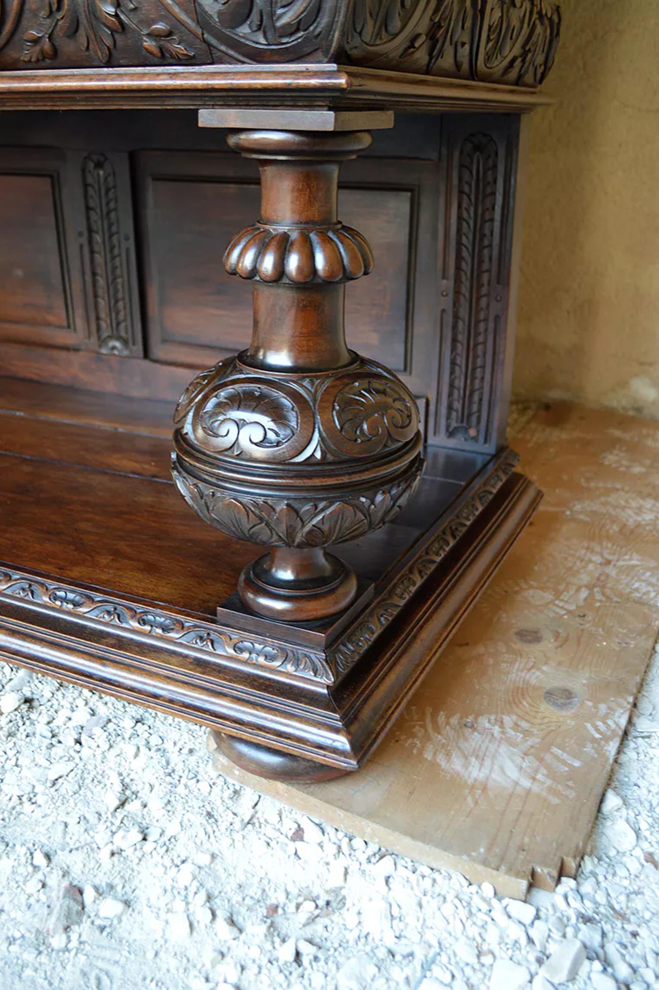Monumentales Renaissance-Buffet aus geschnitztem Kalbsholz mit Karyatiden, Frankreich, 19. im Angebot 6