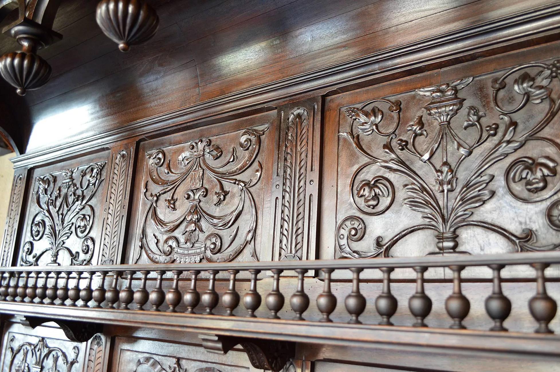 Monumentales Renaissance-Buffet aus geschnitztem Kalbsholz mit Karyatiden, Frankreich, 19. im Angebot 7