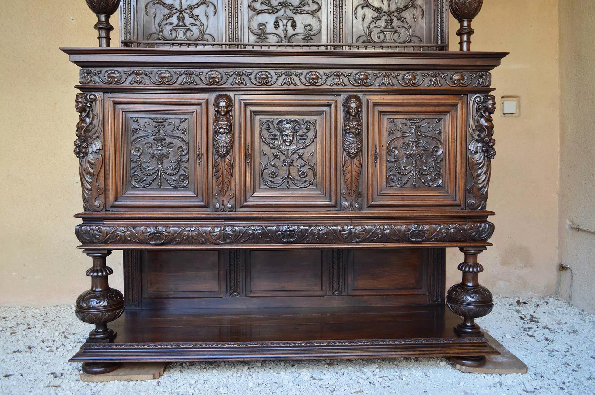 Monumentales Renaissance-Buffet aus geschnitztem Kalbsholz mit Karyatiden, Frankreich, 19. im Angebot 8
