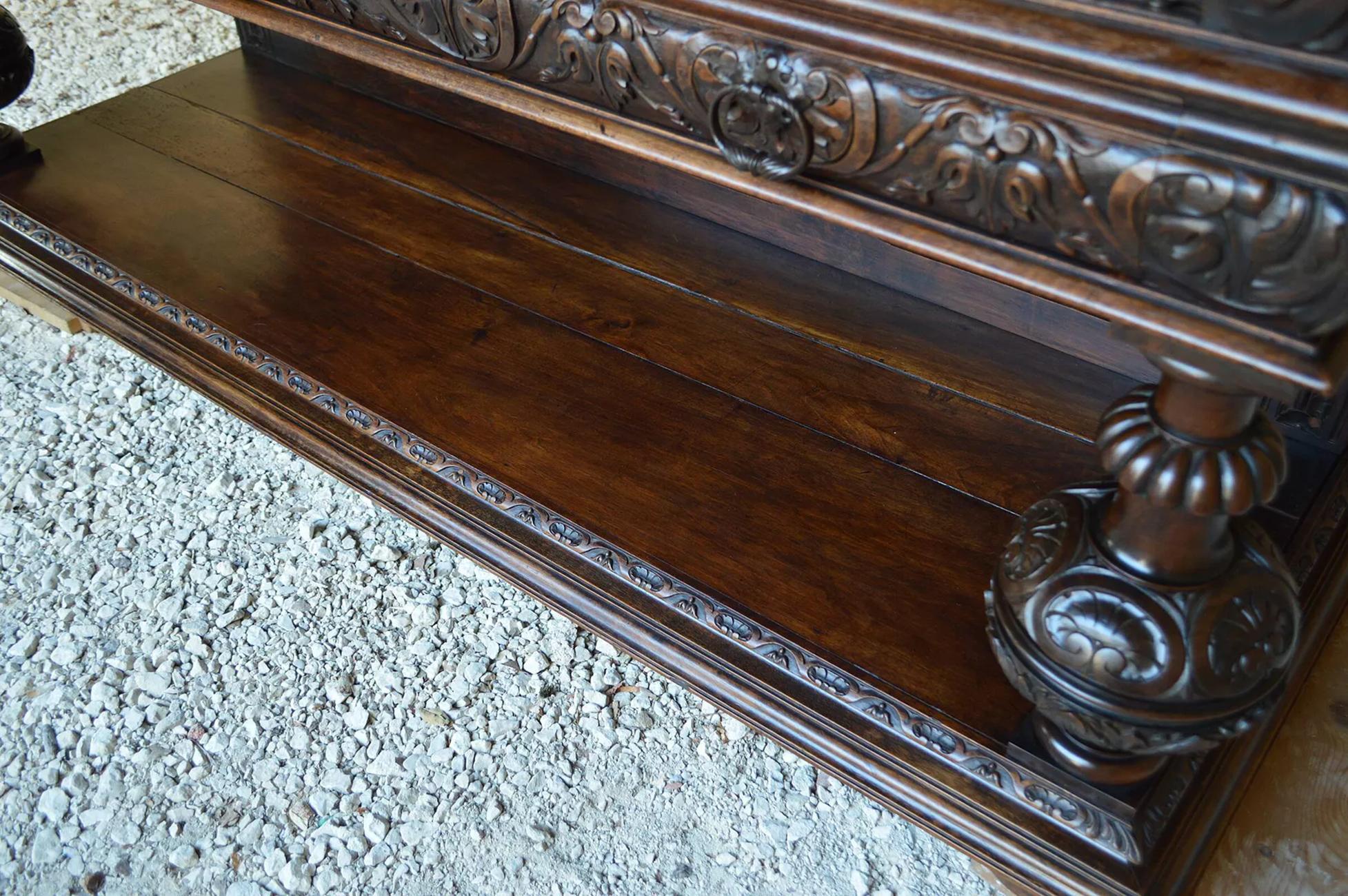 Monumentales Renaissance-Buffet aus geschnitztem Kalbsholz mit Karyatiden, Frankreich, 19. im Angebot 10