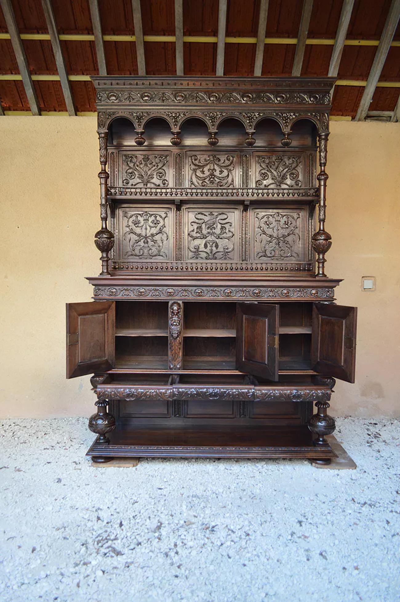 Monumentales Renaissance-Buffet aus geschnitztem Kalbsholz mit Karyatiden, Frankreich, 19. im Angebot 11