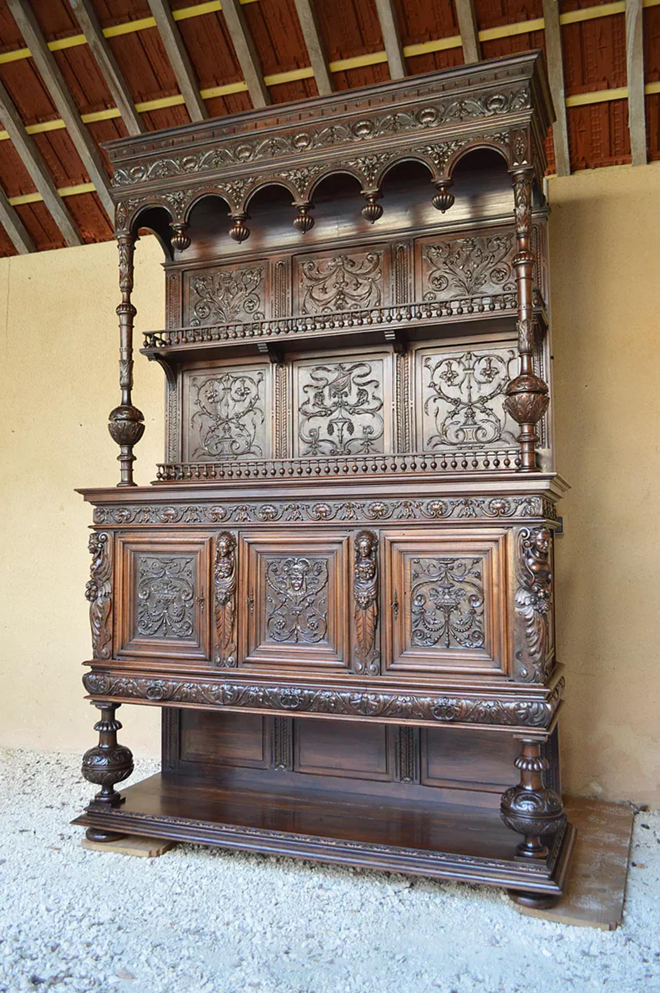Wichtige Anrichte / Buffet / Schrank mit zwei Teilen in geschnitztem Nussbaum.

Geschnitzt mit Karyatiden / Frauenbüsten / geflügelten Meerjungfrauen.

Reichlich mit Blumen- und Fruchtmotiven, Blattwerk, Akanthusblättern, Maskaronen, Löwenschnauzen