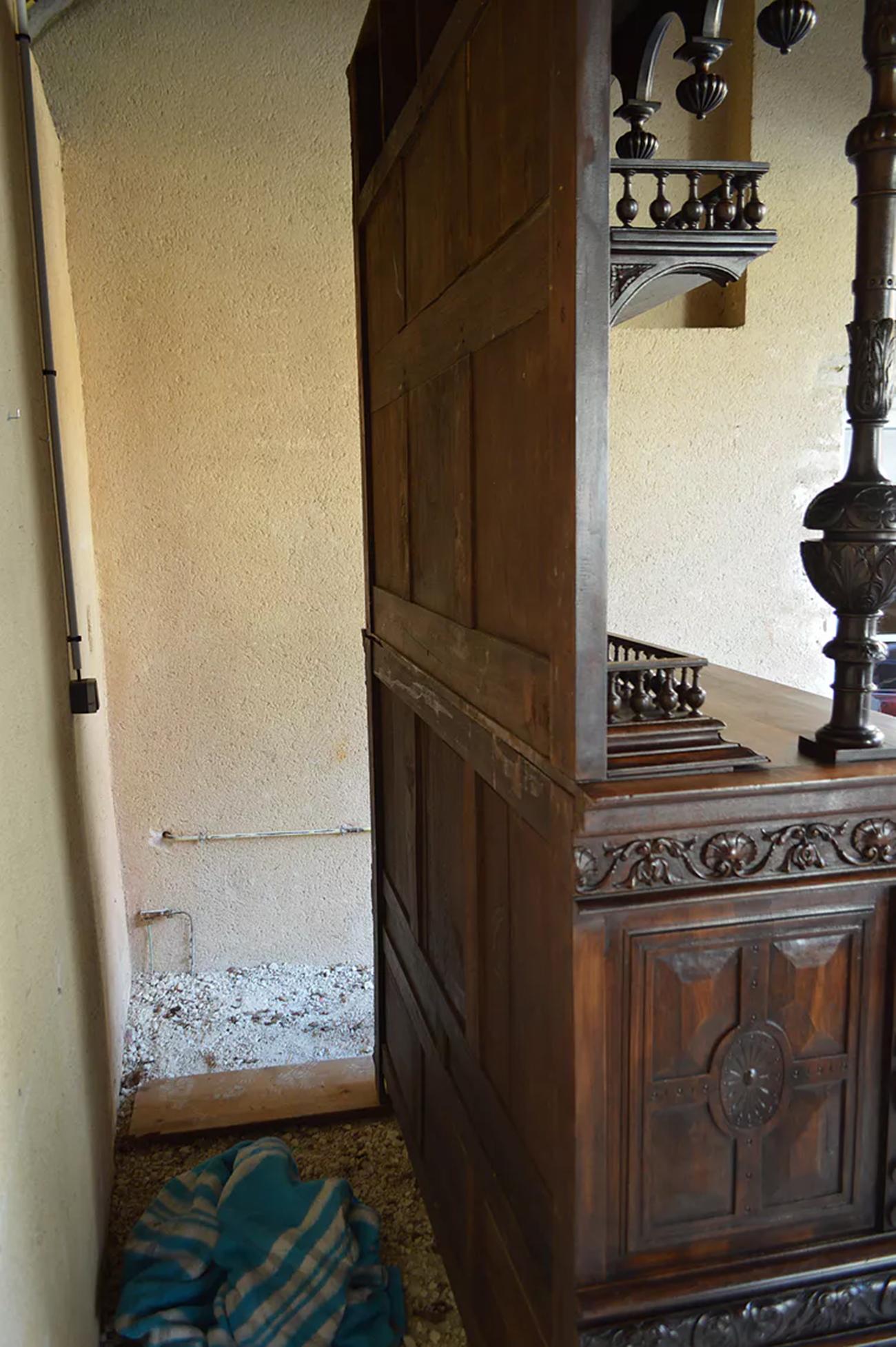 Monumentales Renaissance-Buffet aus geschnitztem Kalbsholz mit Karyatiden, Frankreich, 19. im Angebot 12