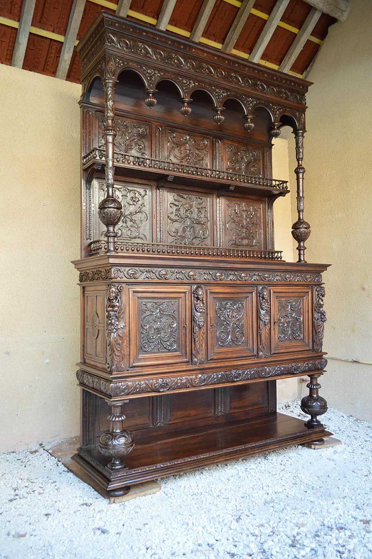 Monumentales Renaissance-Buffet aus geschnitztem Kalbsholz mit Karyatiden, Frankreich, 19. (Neorenaissance) im Angebot