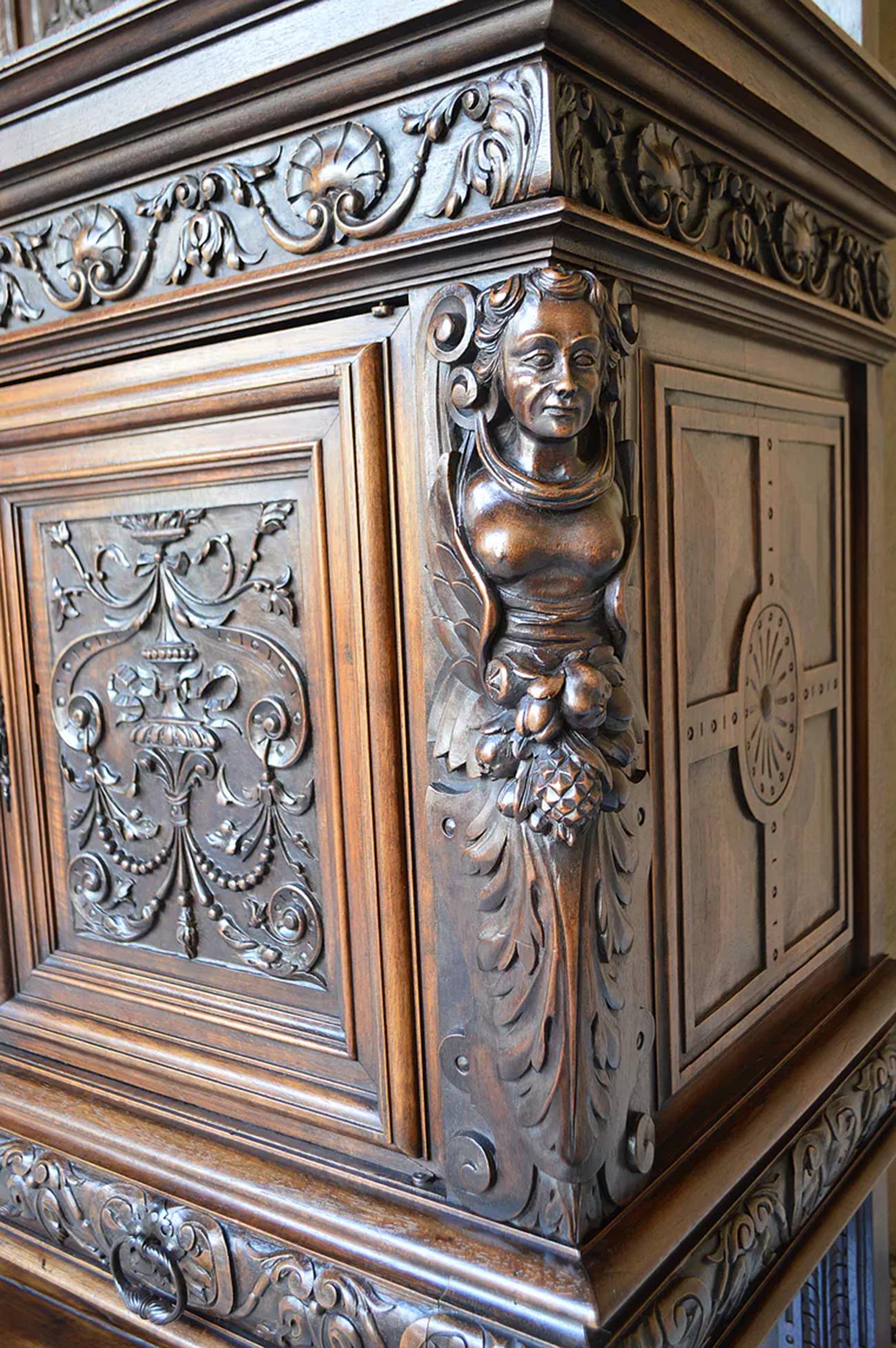 Monumentales Renaissance-Buffet aus geschnitztem Kalbsholz mit Karyatiden, Frankreich, 19. (Französisch) im Angebot