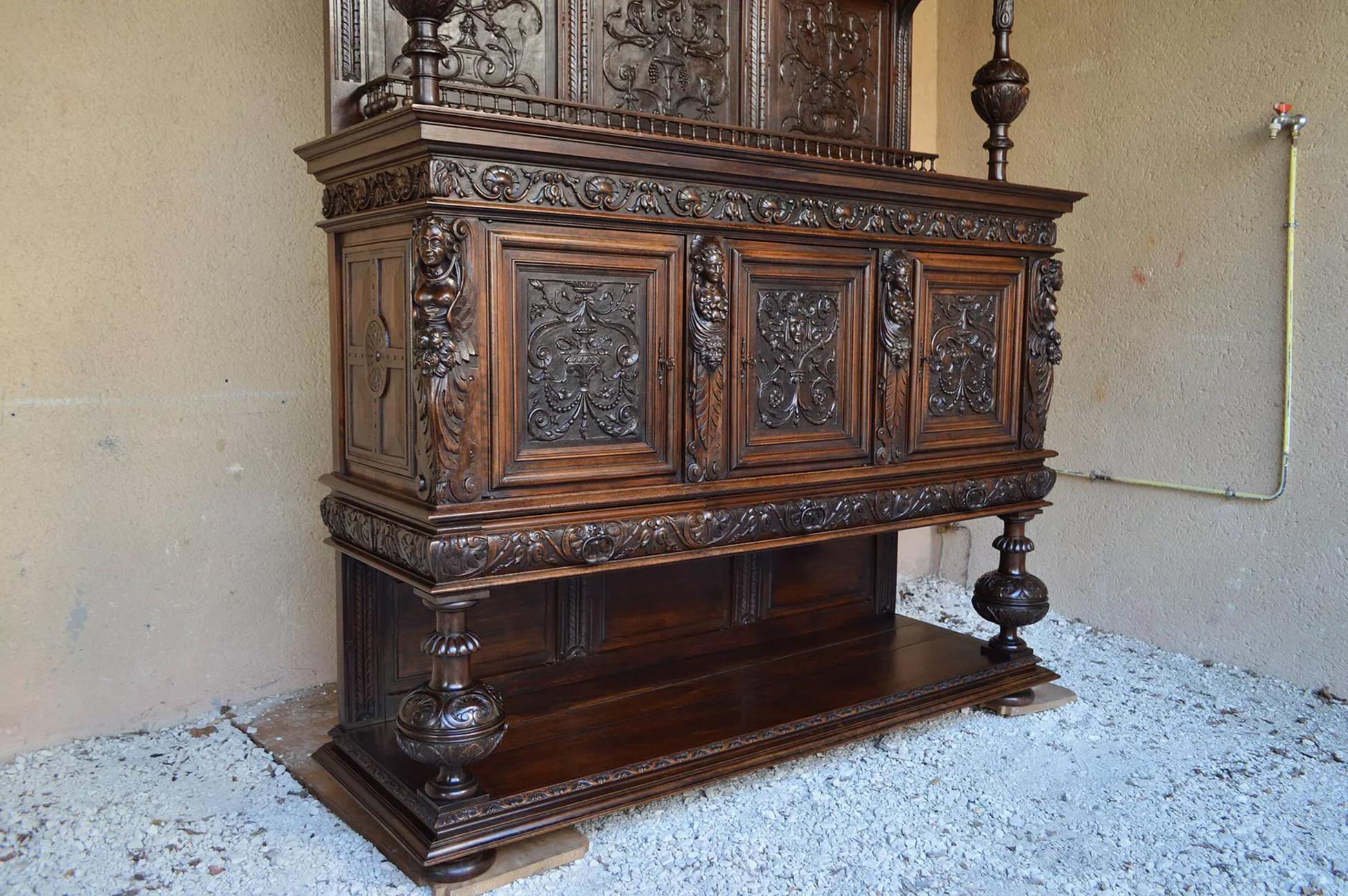 Monumentales Renaissance-Buffet aus geschnitztem Kalbsholz mit Karyatiden, Frankreich, 19. (Geschnitzt) im Angebot