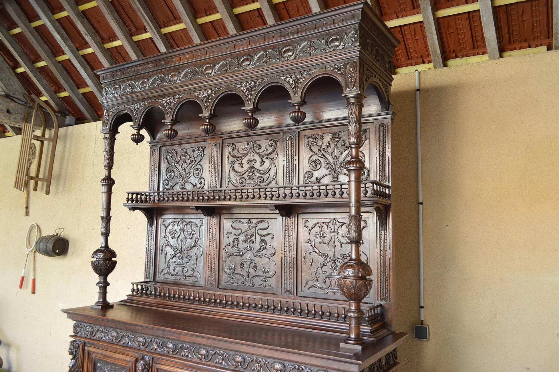 Monumentales Renaissance-Buffet aus geschnitztem Kalbsholz mit Karyatiden, Frankreich, 19. im Zustand „Gut“ im Angebot in VÉZELAY, FR