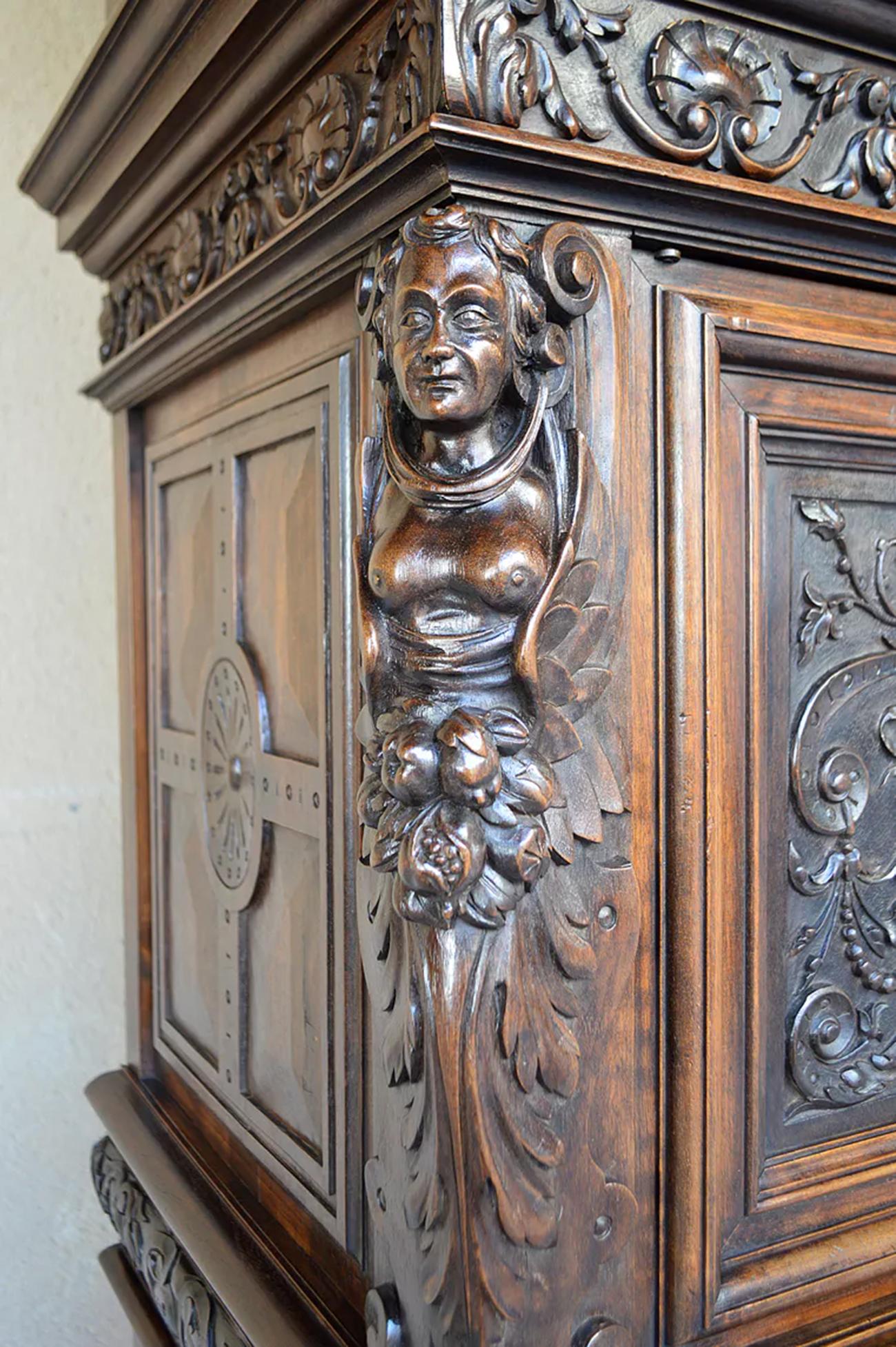 Monumentales Renaissance-Buffet aus geschnitztem Kalbsholz mit Karyatiden, Frankreich, 19. (19. Jahrhundert) im Angebot