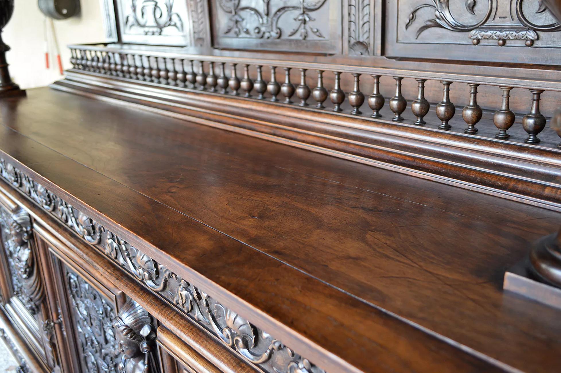 Monumentales Renaissance-Buffet aus geschnitztem Kalbsholz mit Karyatiden, Frankreich, 19. (Eisen) im Angebot