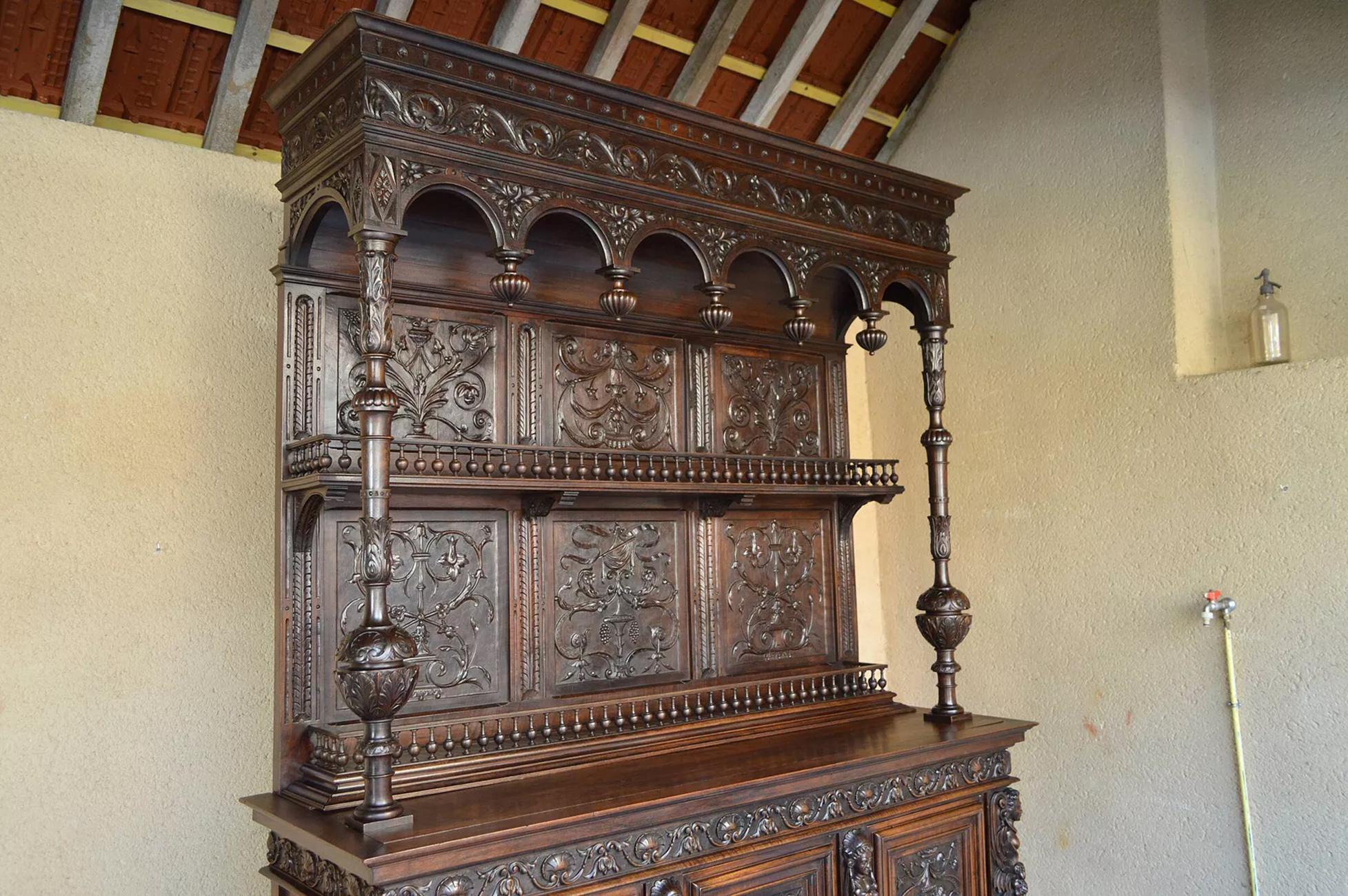 Monumentales Renaissance-Buffet aus geschnitztem Kalbsholz mit Karyatiden, Frankreich, 19. im Angebot 1