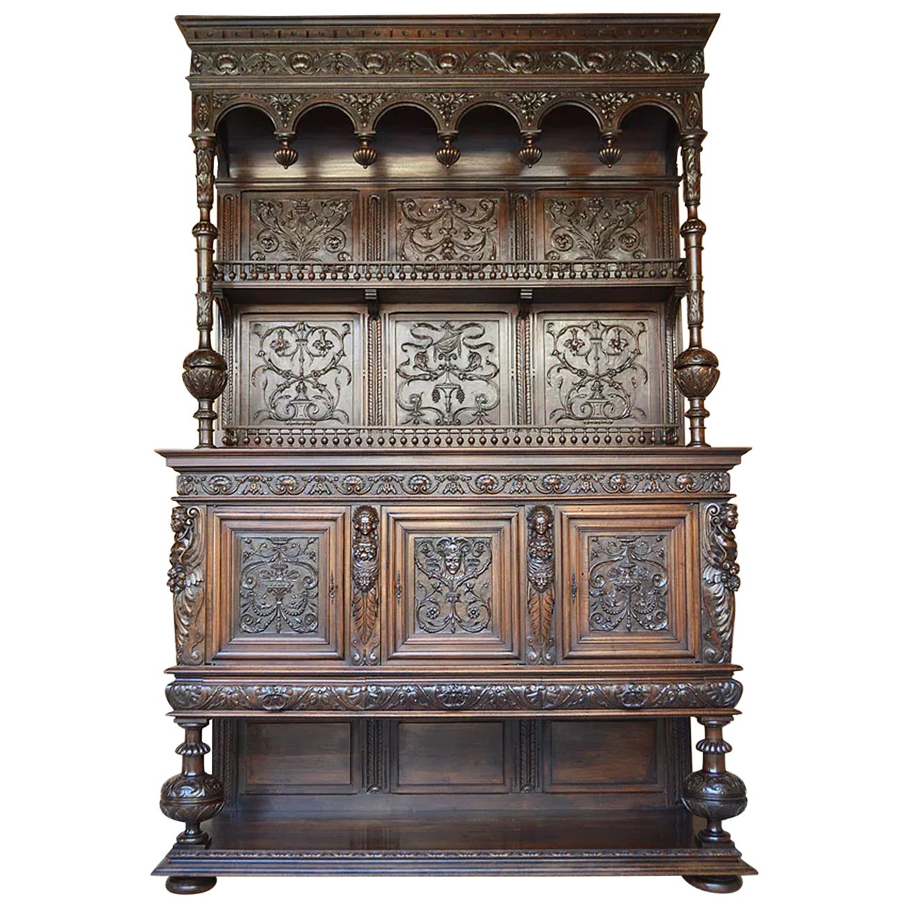 Monumentales Renaissance-Buffet aus geschnitztem Kalbsholz mit Karyatiden, Frankreich, 19. im Angebot