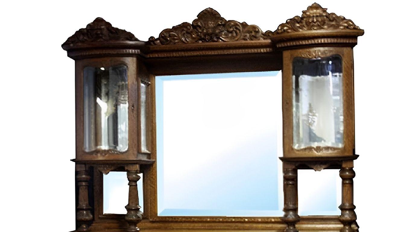 Un extraordinaire et monumental buffet en chêne néo-Renaissance avec plateau curio et miroir biseauté, attribué au célèbre fabricant de meubles américain R.J.R. Horner, vers 1880. Cette superbe pièce présente des détails complexes sculptés à la