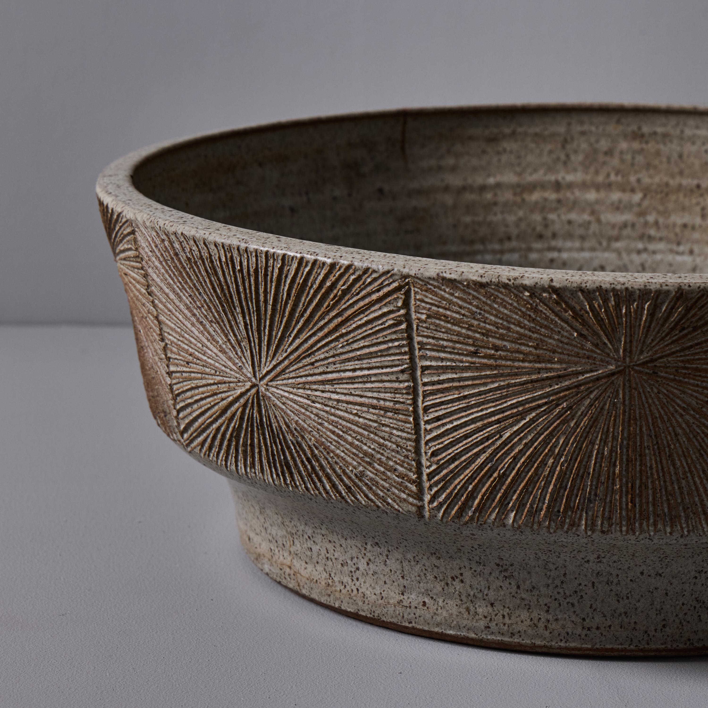 Monumental Robert Maxwell & David Cressey Sunburst Low Planter for Earthgender Loza de barro en venta