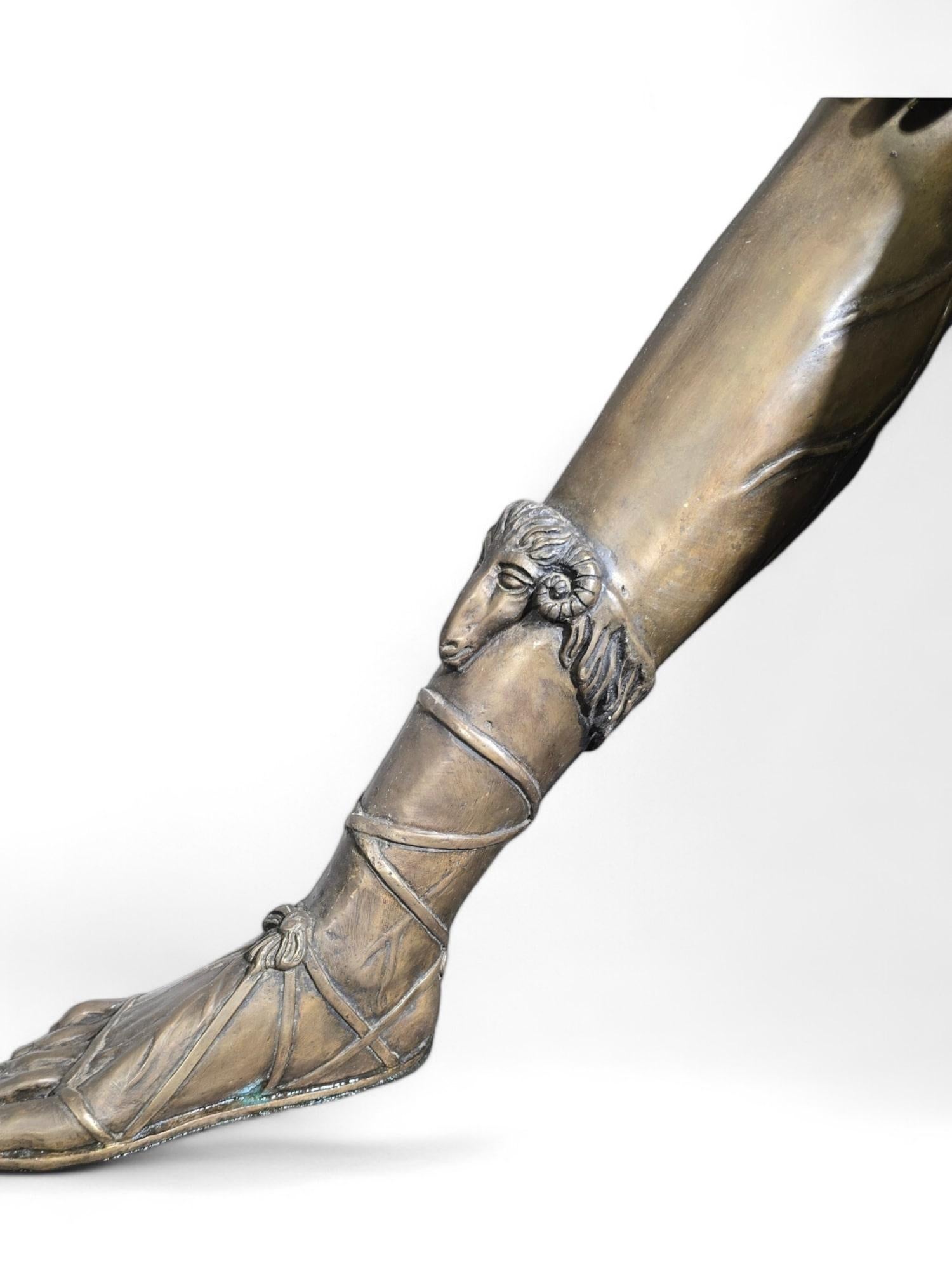 Scultura monumentale romana in bronzo di 150 cm firmata:Hunt in vendita 6