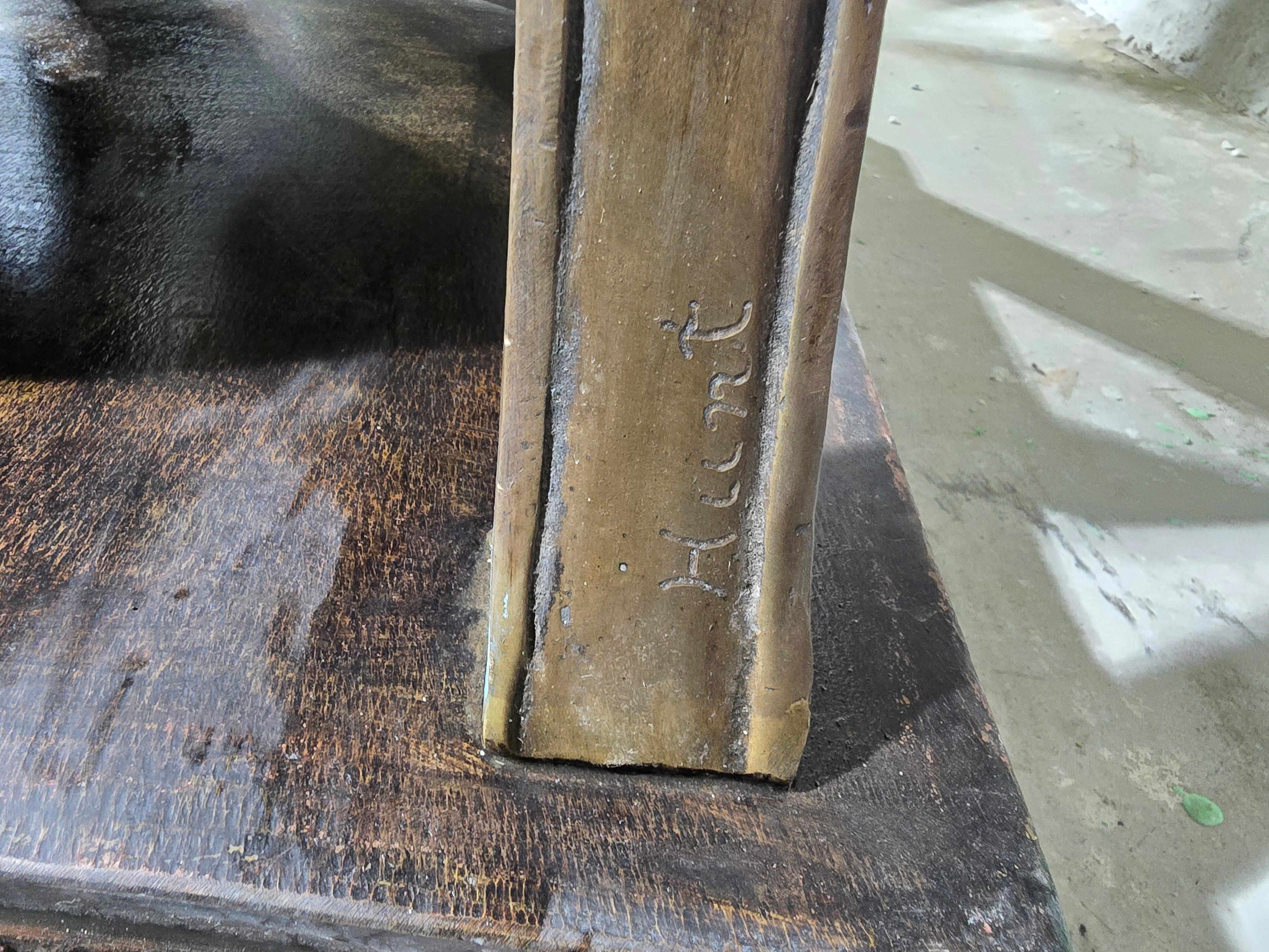 Scultura monumentale romana in bronzo di 150 cm. Grande scultura in bronzo che rappresenta un soldato romano seduto in dimensioni naturali. Firmato su una delle gambe della sedia: HUNT. Ha una bella patina marrone. Opera romana dei primi anni '50.