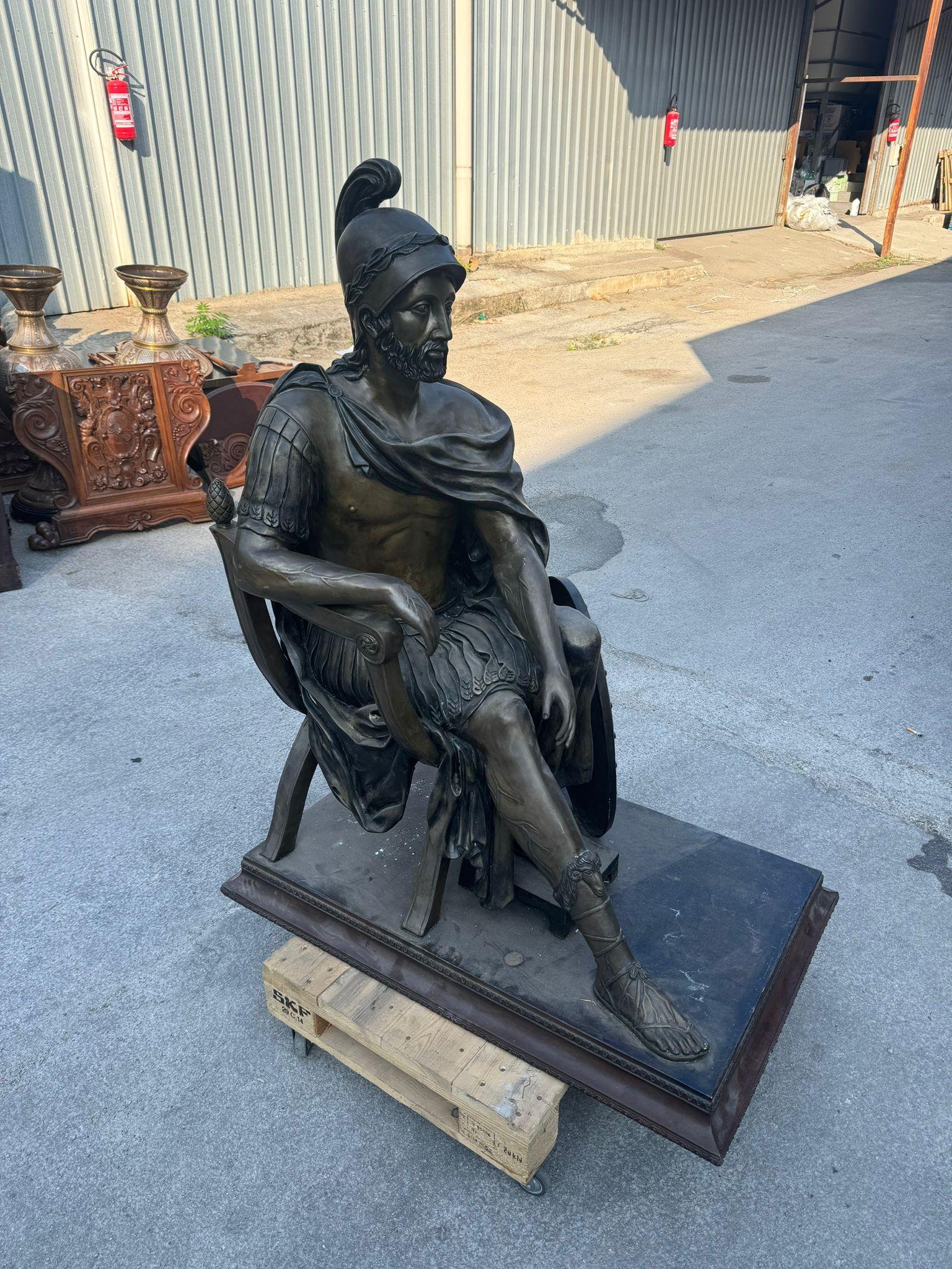 SCULTURA MONUMENTALE ROMANA IN BRONZO DI 160 CM
GRANDE SCULTURA IN BRONZO RAFFIGURANTE UN SOLDATO ROMANO SEDUTO DI DIMENSIONI REALI 160 X 110X60CM. HA UNA BELLA PATINA MARRONE. OPERA ROMANA DEI PRIMI ANNI '50