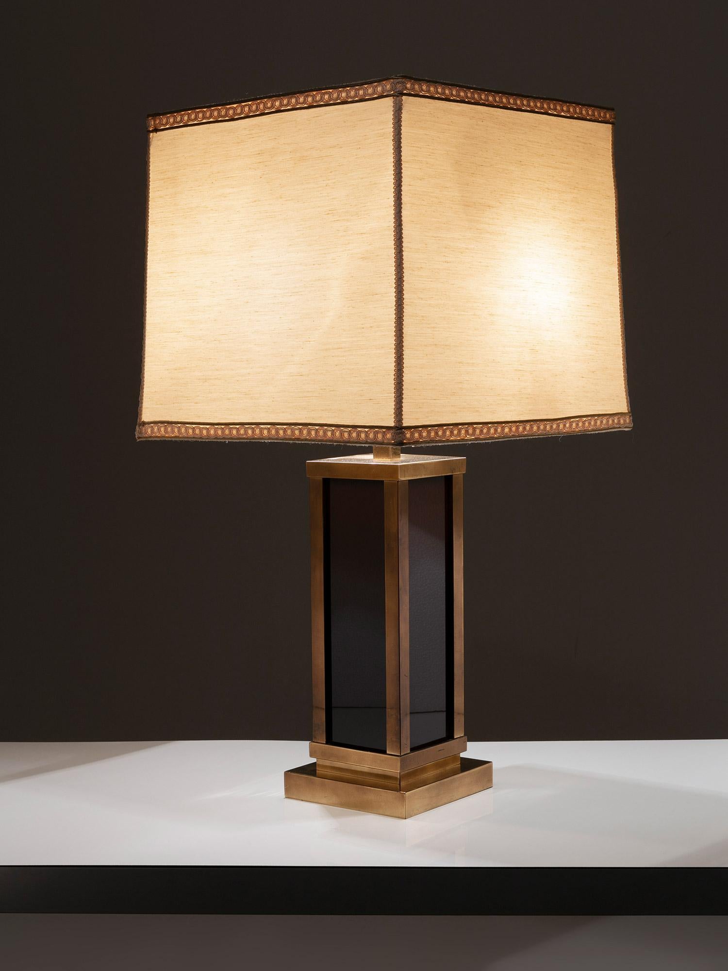Large Itaian 70s table lamp.
Imposign squared base with brass body.