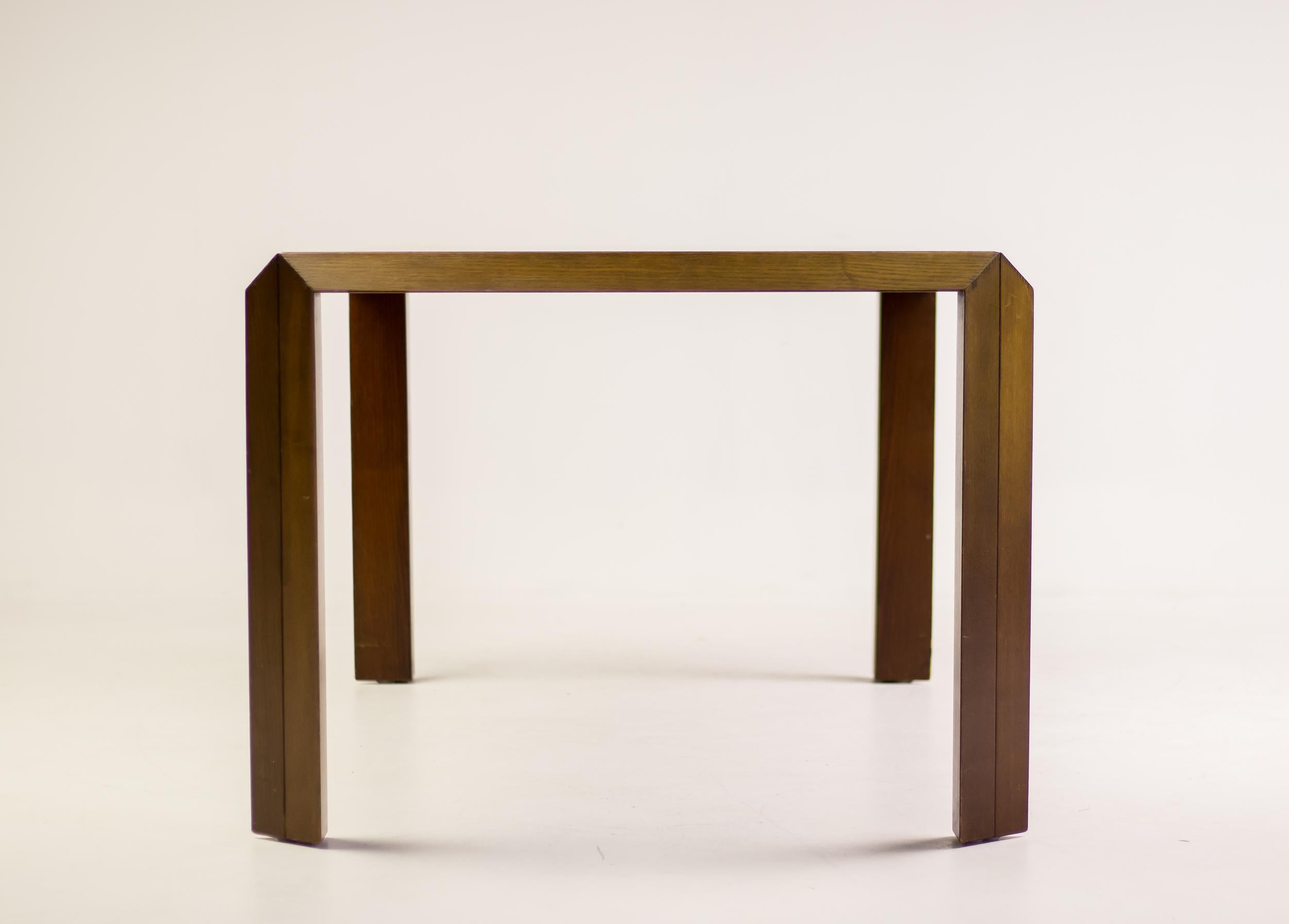 Rare table de salle à manger Talete conçue par Gabriele Regondi & Pierluigi Ghianda pour Rosenthal.
Plateau en verre de sécurité noir renforcé d'une grille en acier sur un cadre en frêne massif teinté foncé.
Le verre rappelle le travail des artistes