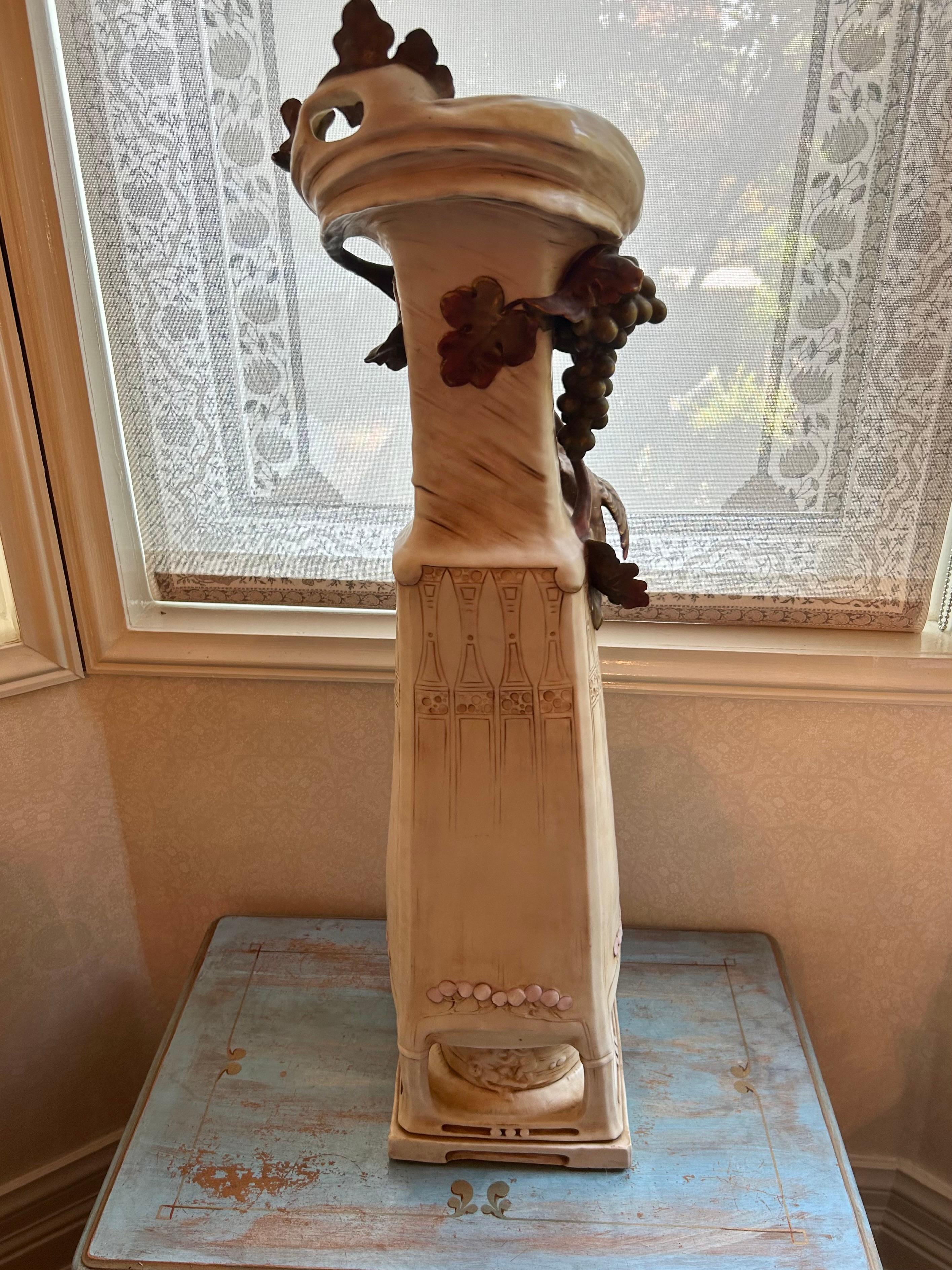 Tchèque Monumental  One Royal Dux Art Vase Début du 20ème siècle en vente