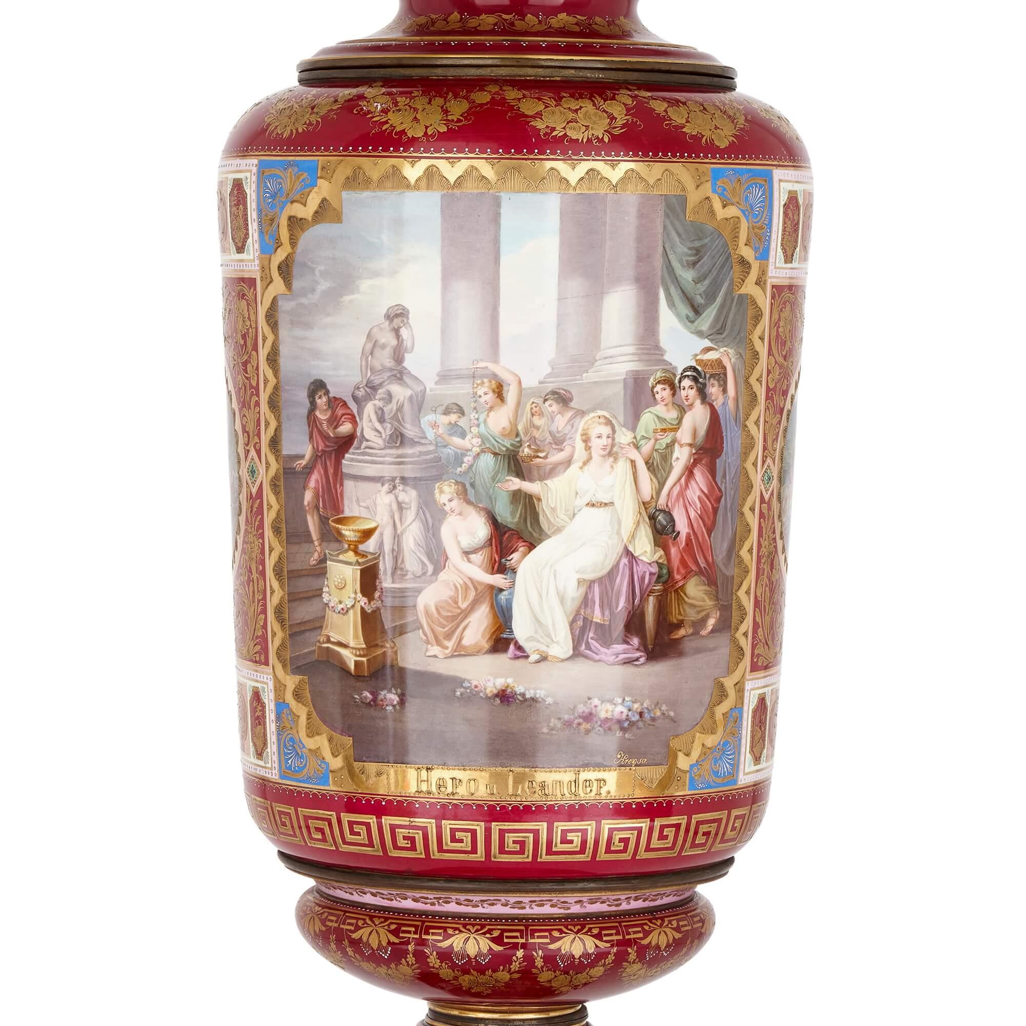 Monumentale Vase aus klassischem Wiener Porzellan
Österreich, 19. Jahrhundert
Höhe 152cm, Durchmesser 41cm

Diese prächtige Vase wurde im 19. Jahrhundert von der berühmten Königlichen Wiener Porzellanmanufaktur hergestellt. Die locker