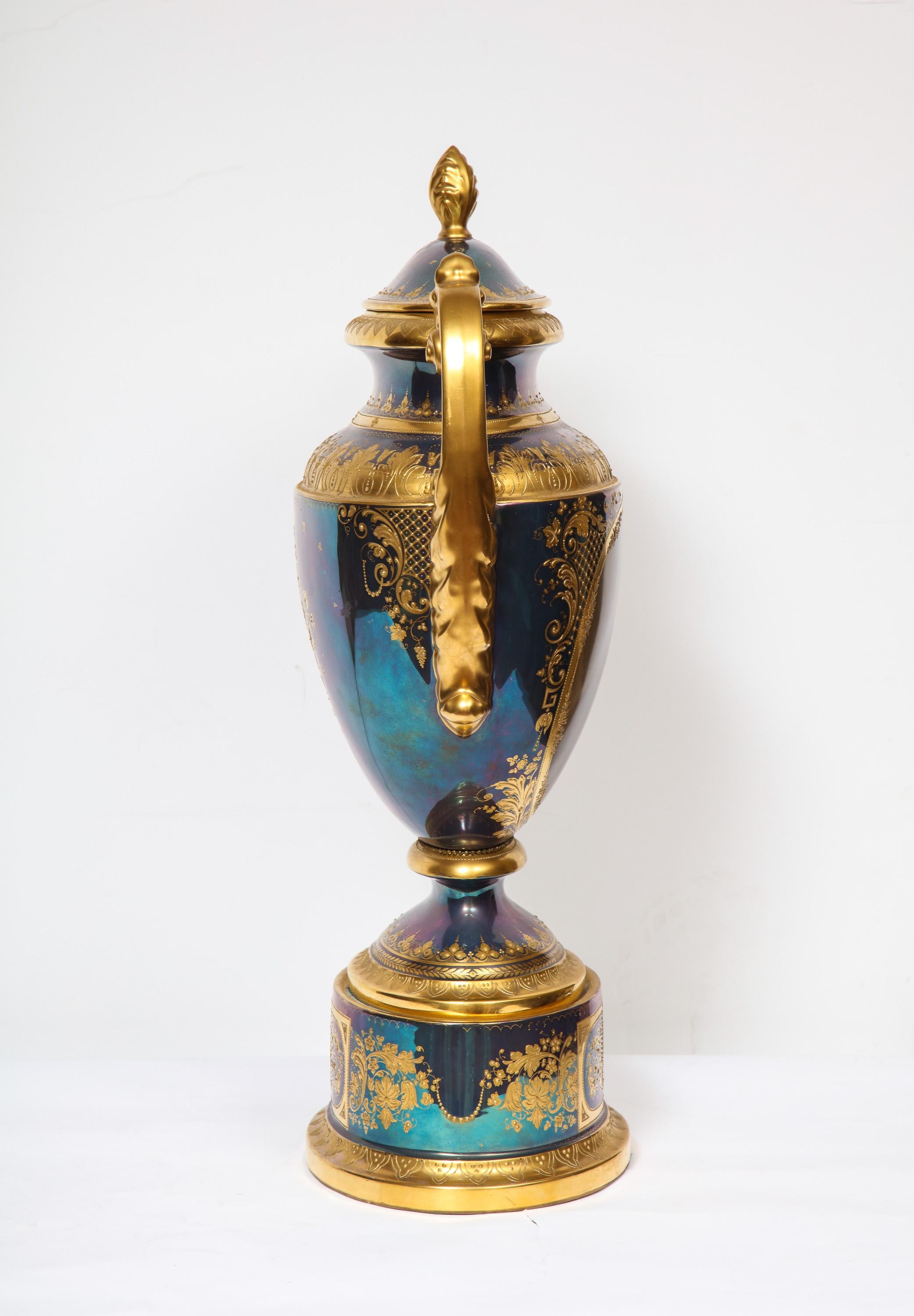 Monumental vase et couvercle de portrait en porcelaine irisée de la Vienne royale, Wagner en vente 3