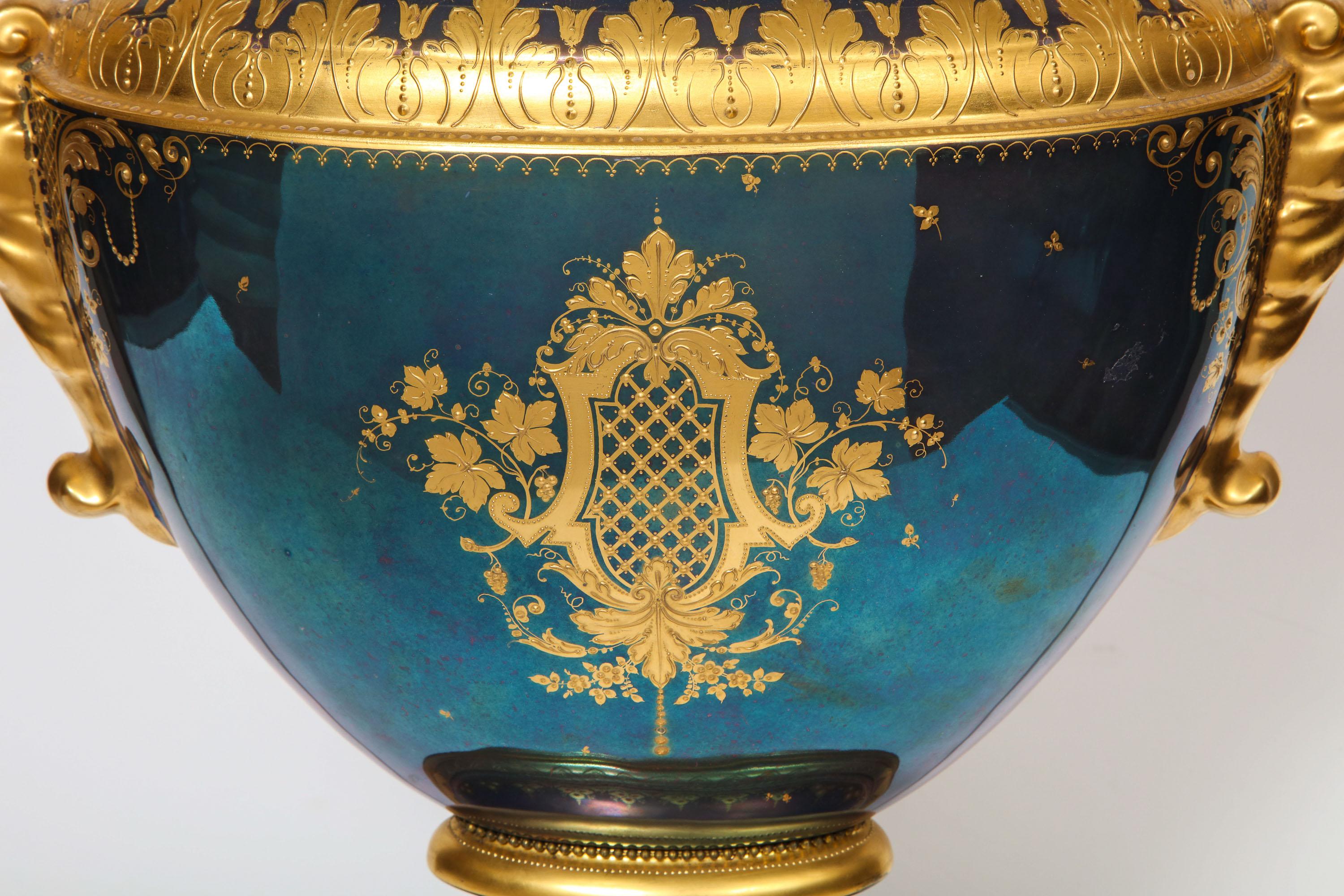 Monumental vase et couvercle de portrait en porcelaine irisée de la Vienne royale, Wagner en vente 4